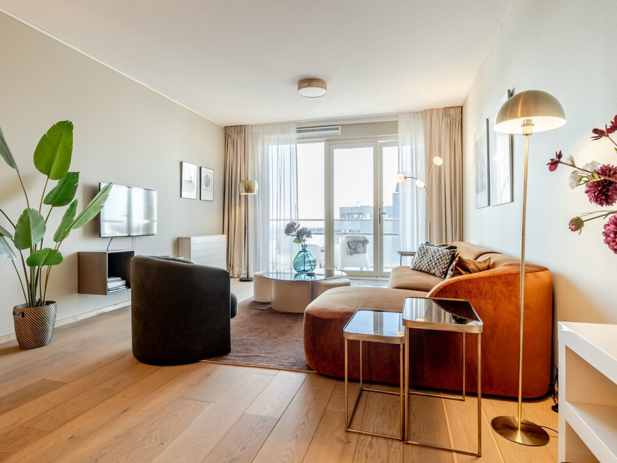 De woonkamer van Scheveningen Harbour 10B in Den Haag