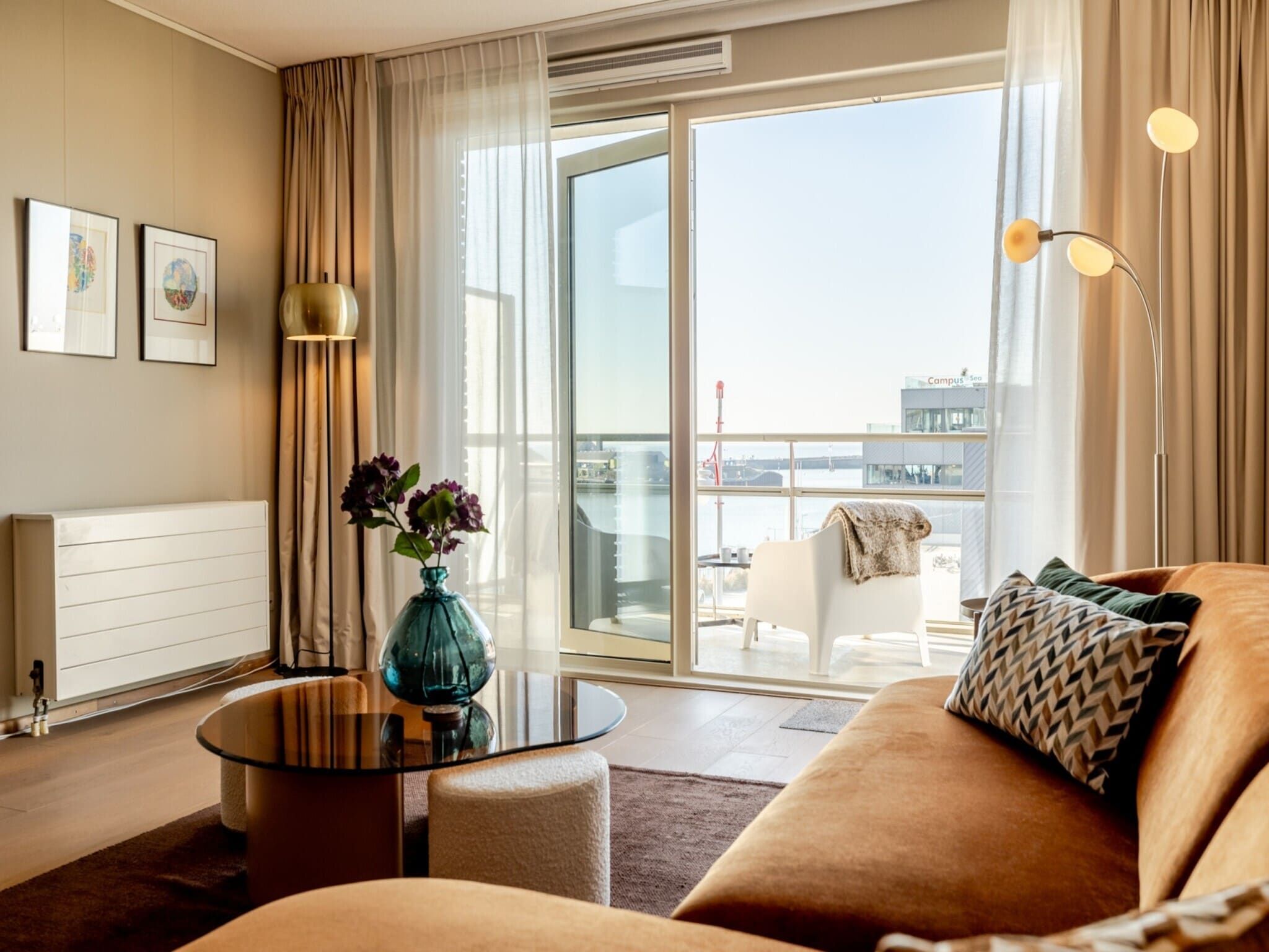 De woonkamer van Scheveningen Harbour 10B in Den Haag