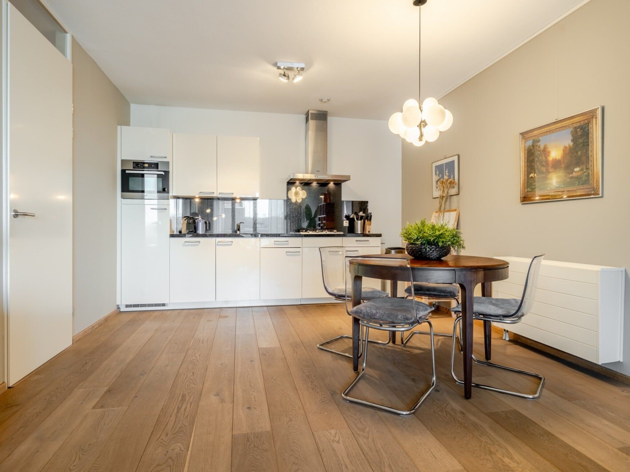 De eetkamer van Scheveningen Harbour 10B in Den Haag