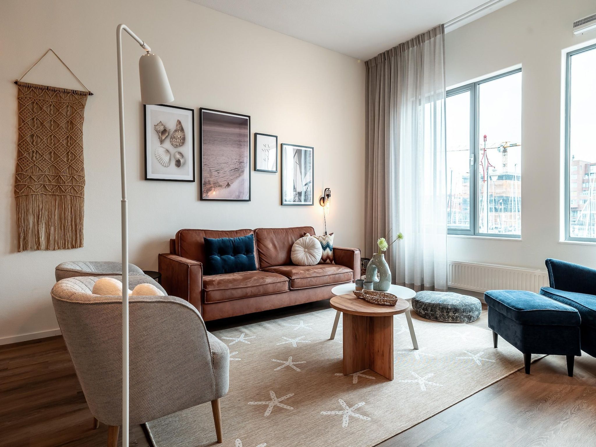 De woonkamer van Scheveningen Harbour 56 in Den Haag