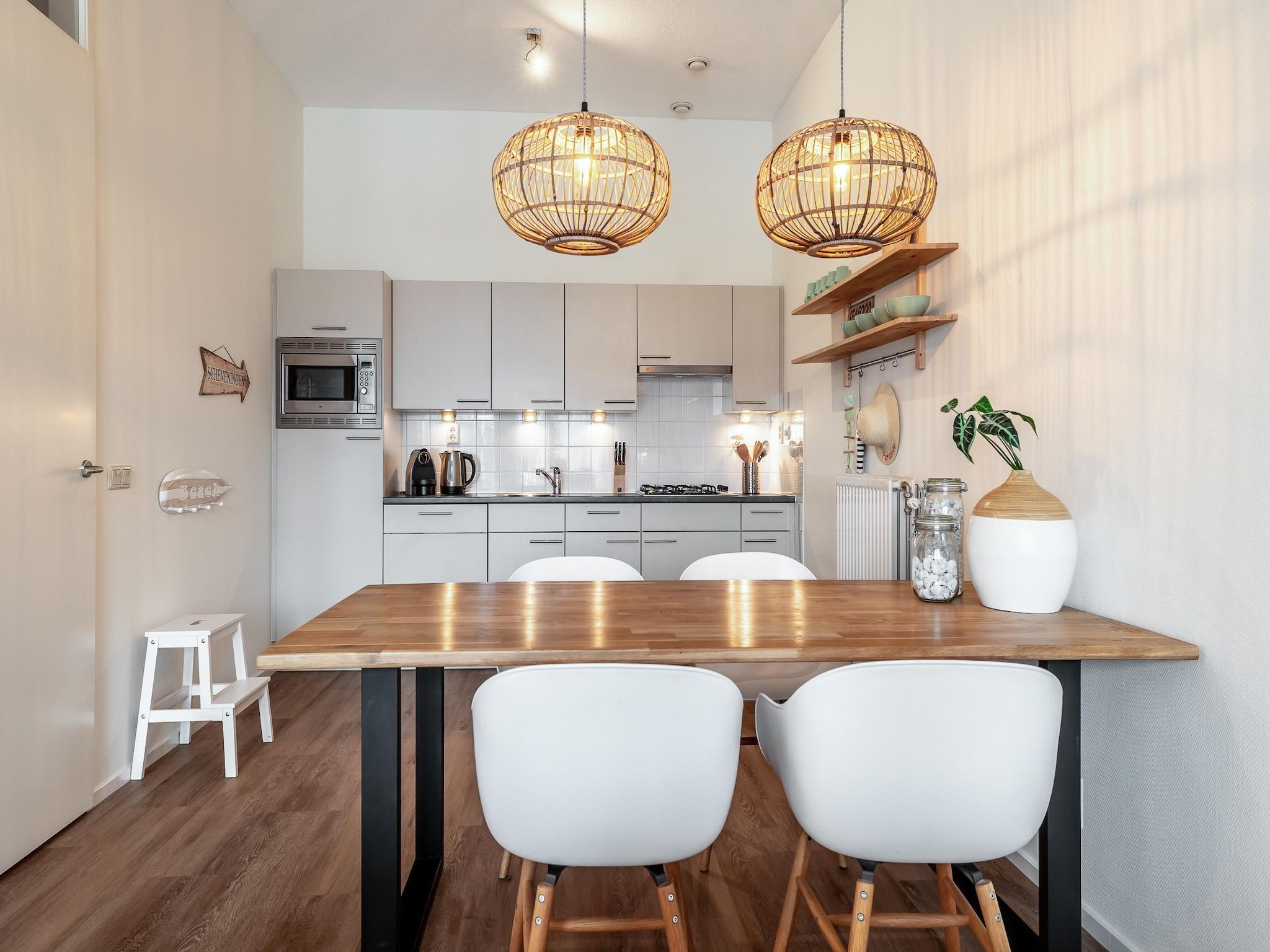 De eetkamer van Scheveningen Harbour 56 in Den Haag