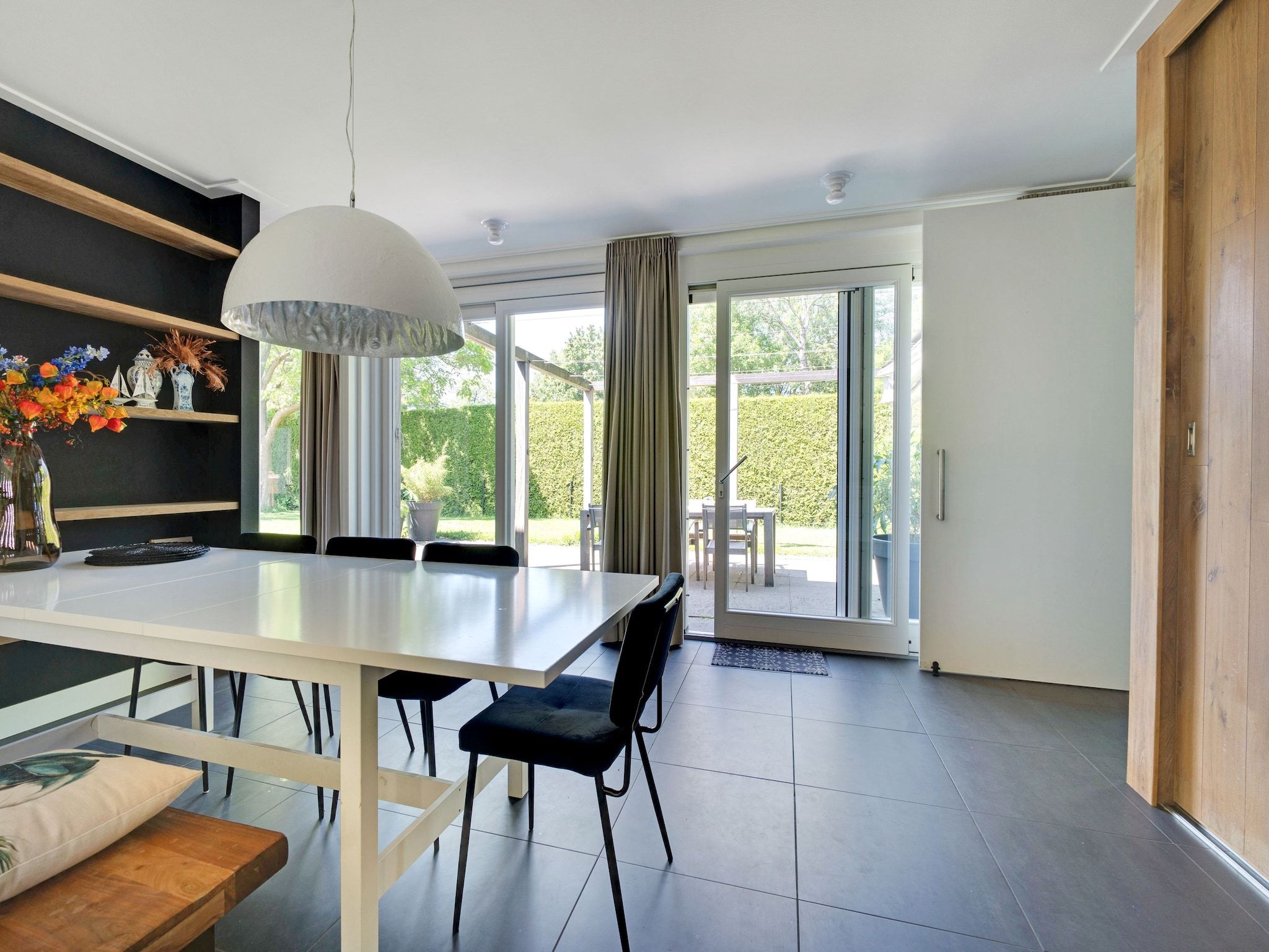 De eetkamer van Stijlvol familiehuis in Grou in Grou