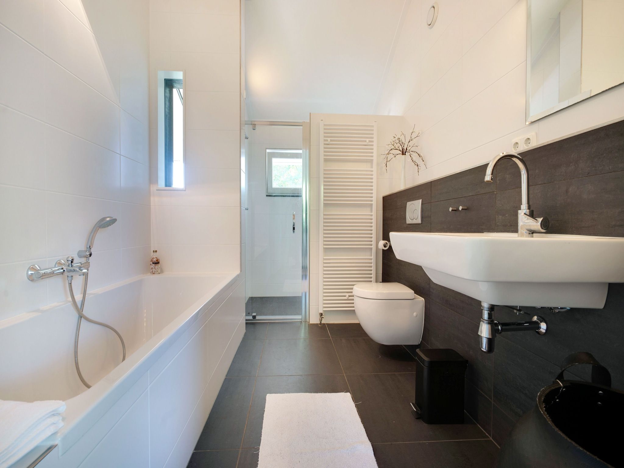De badkamer van Stijlvol familiehuis in Grou in Grou
