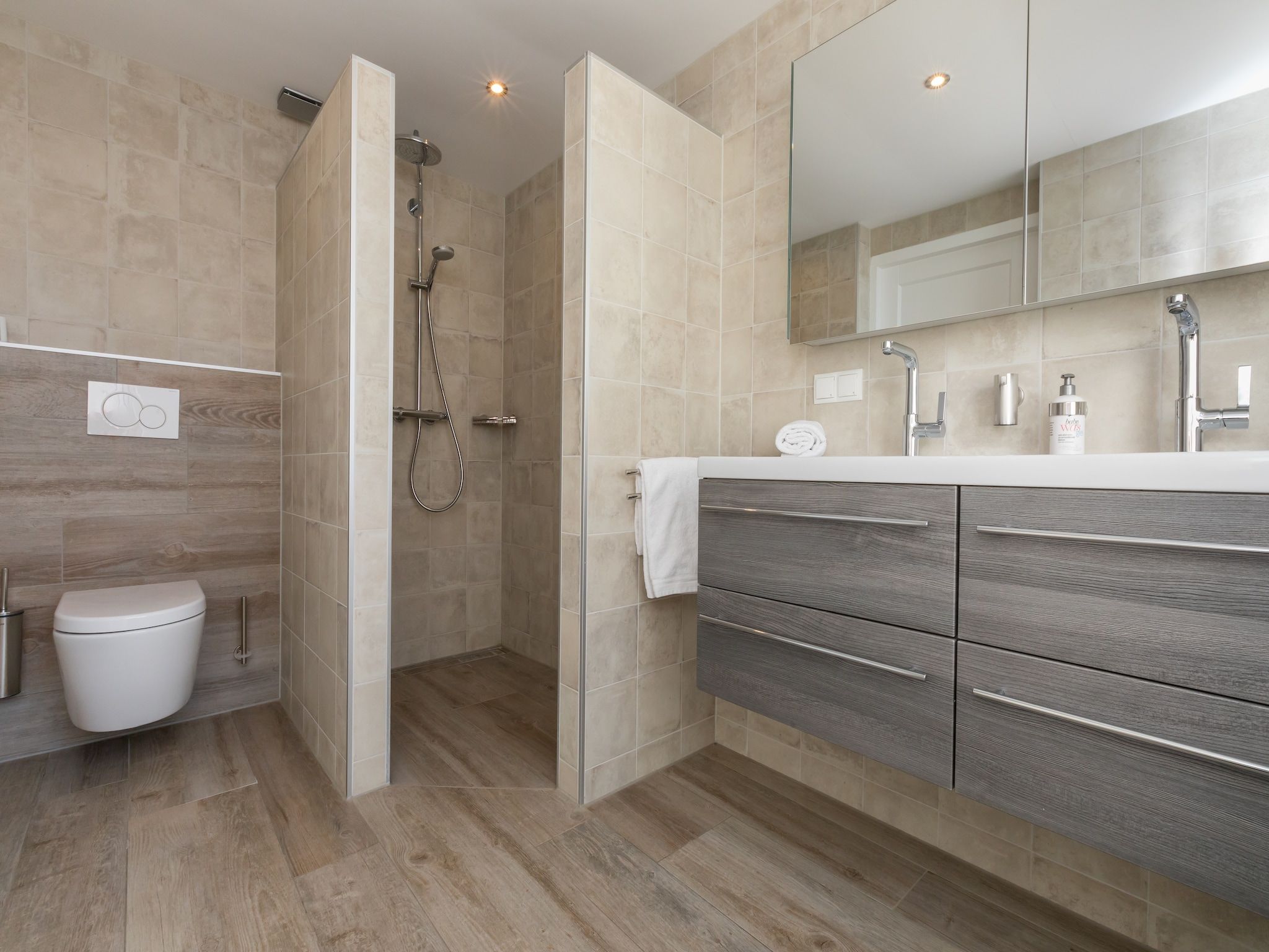 De badkamer van Oostkapelseweg 32 -Ooievaar in Serooskerke