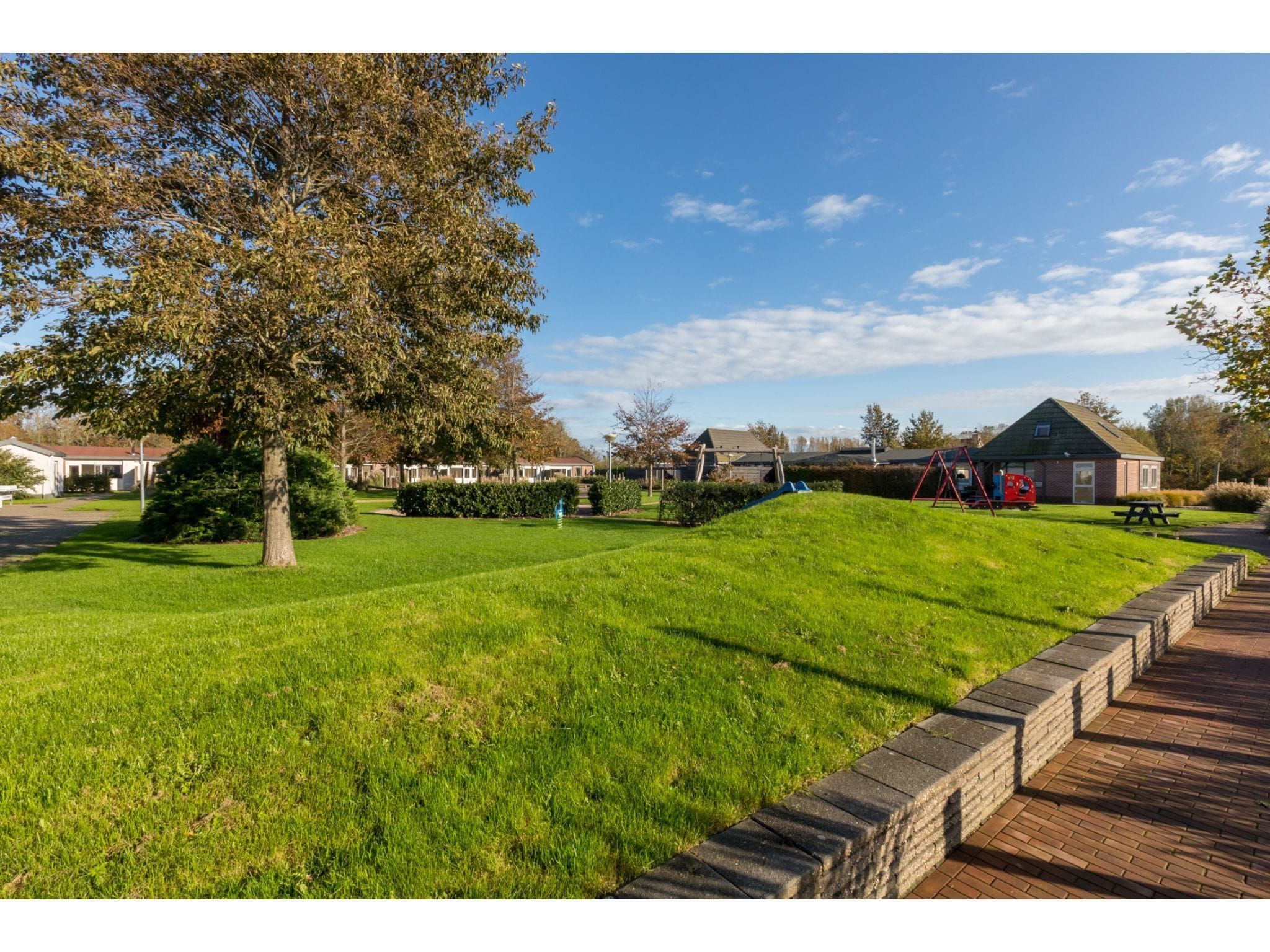 De buitenkant van Oostkapelseweg 32 -Ooievaar in Serooskerke