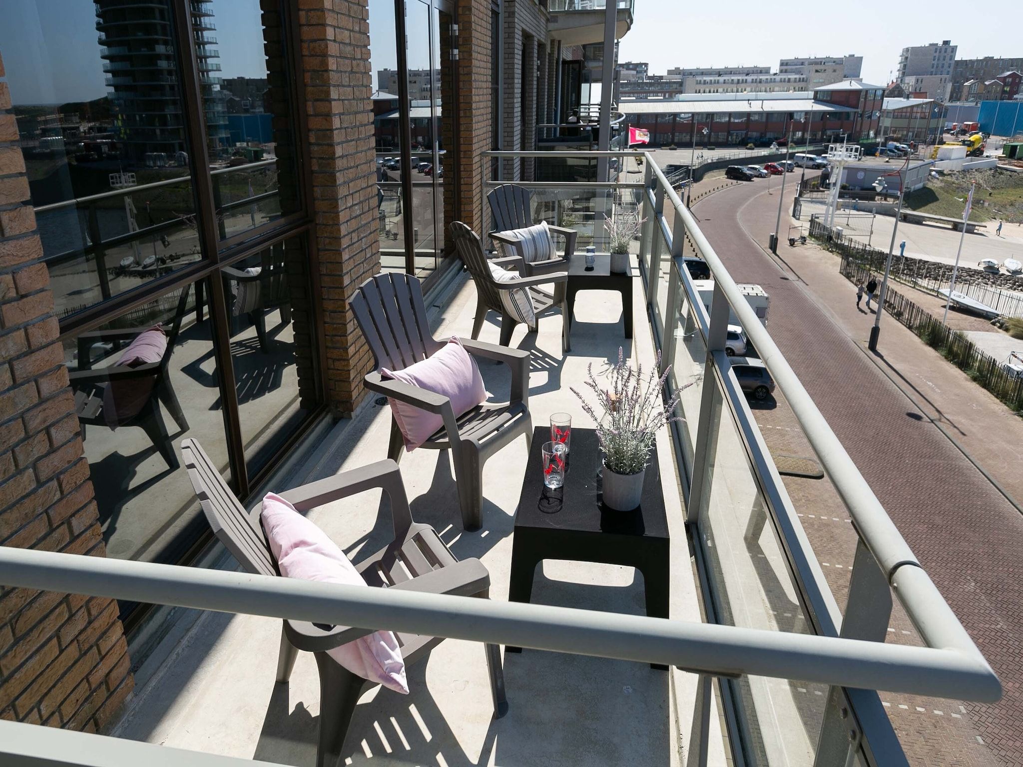 Het terras van Scheveningen Harbour 28 in Den Haag