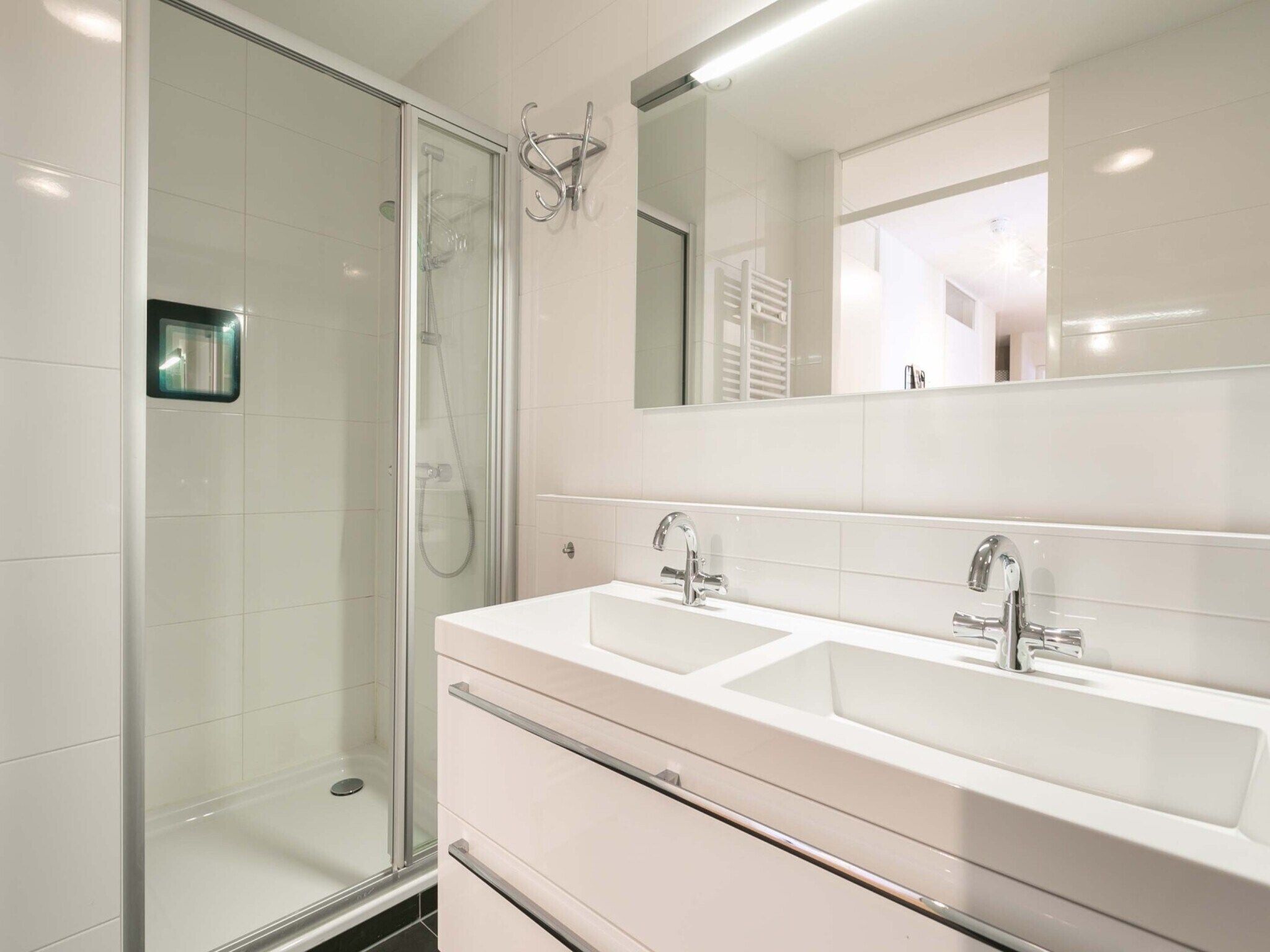De badkamer van Scheveningen Harbour 28 in Den Haag