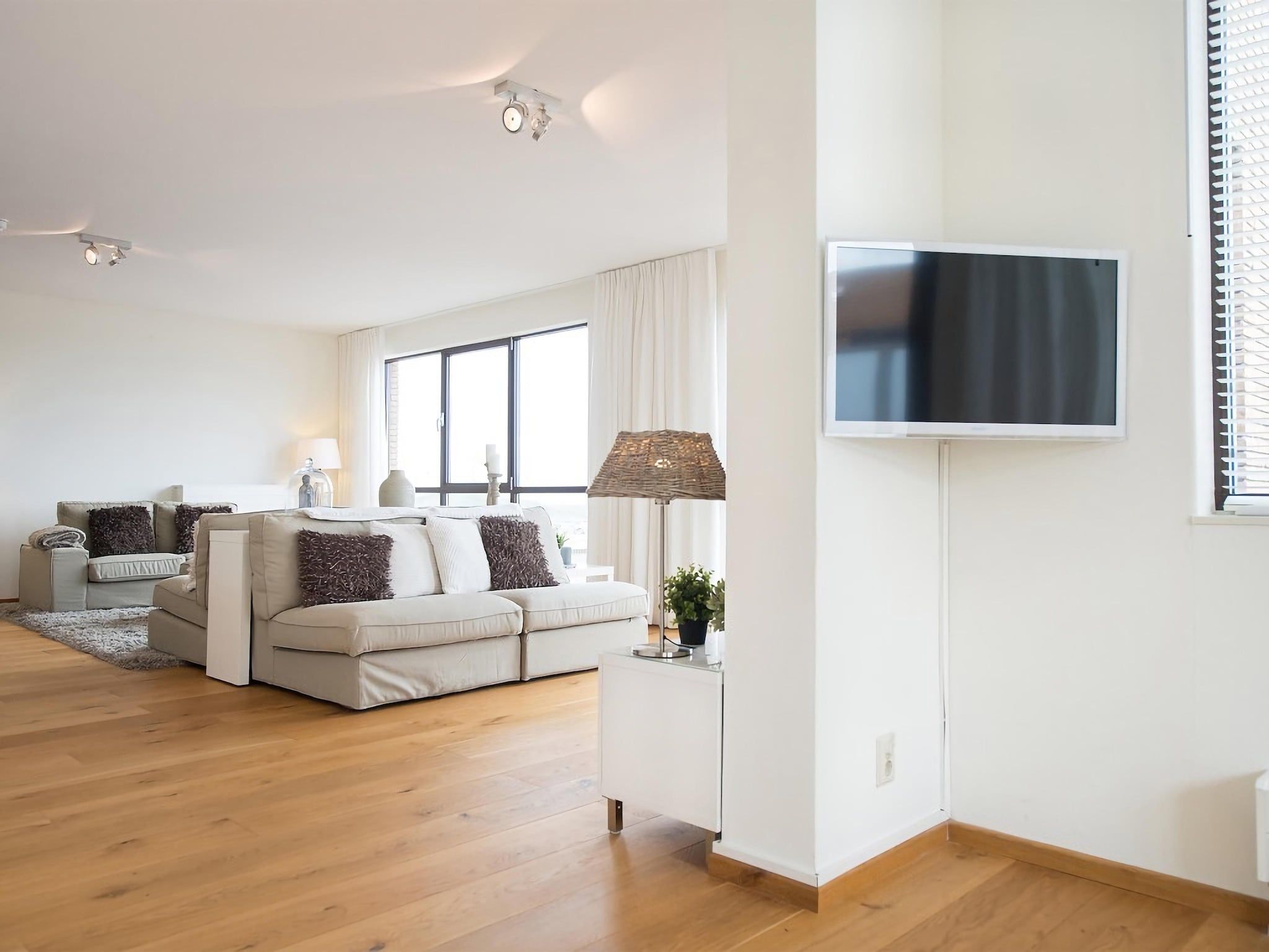 De woonkamer van Scheveningen Harbour 32 in Den Haag