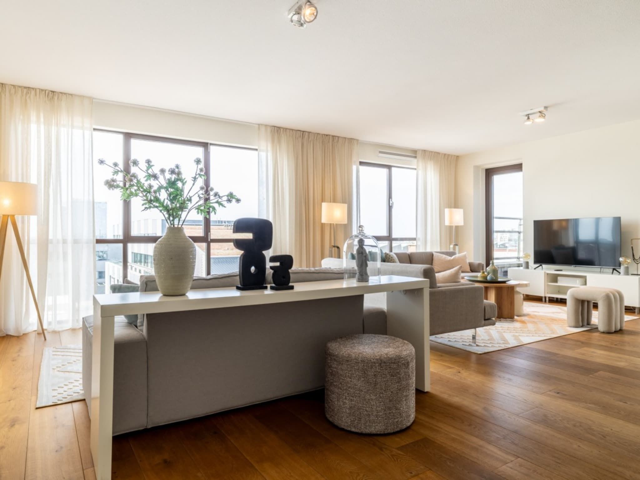 De woonkamer van Scheveningen Harbour 32 in Den Haag
