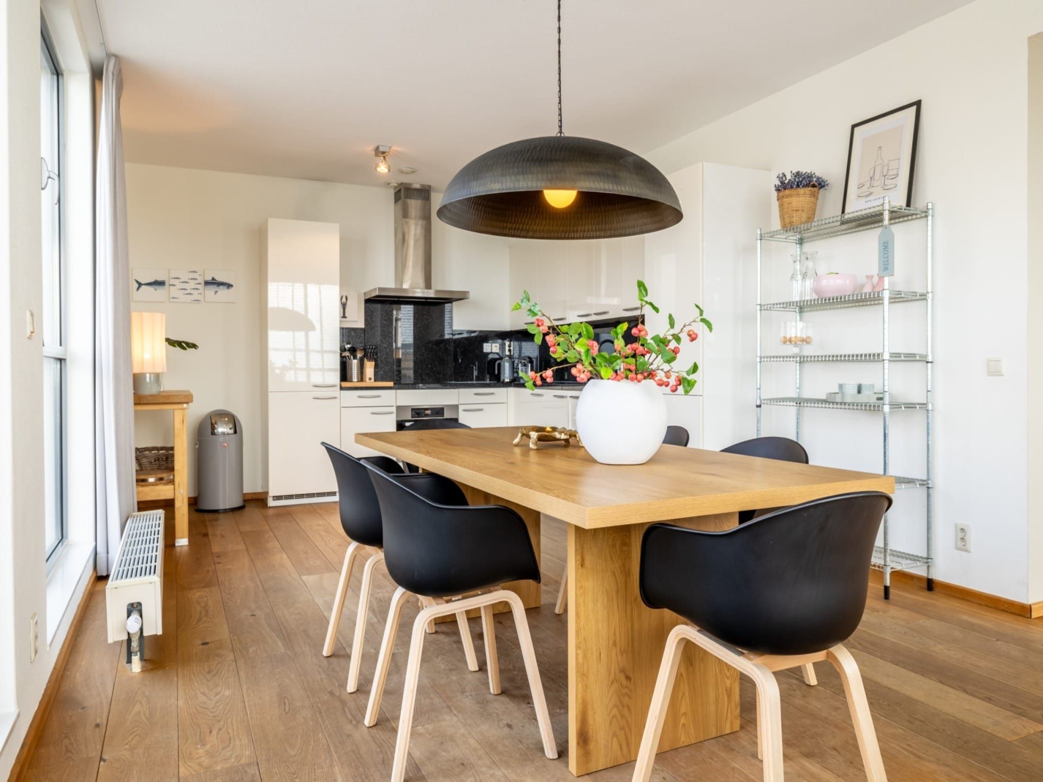 De eetkamer van Scheveningen Harbour 32 in Den Haag