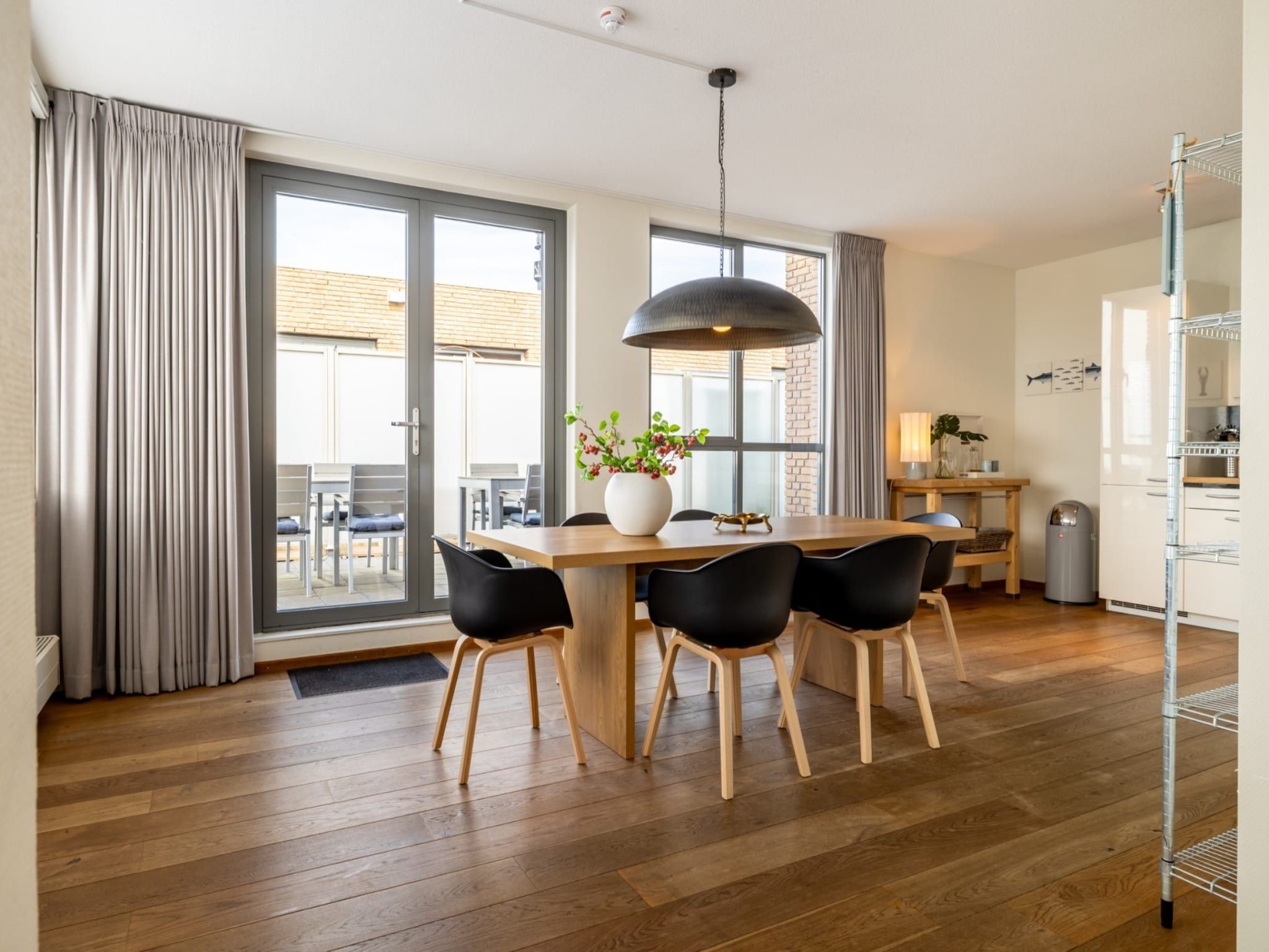 De eetkamer van Scheveningen Harbour 32 in Den Haag