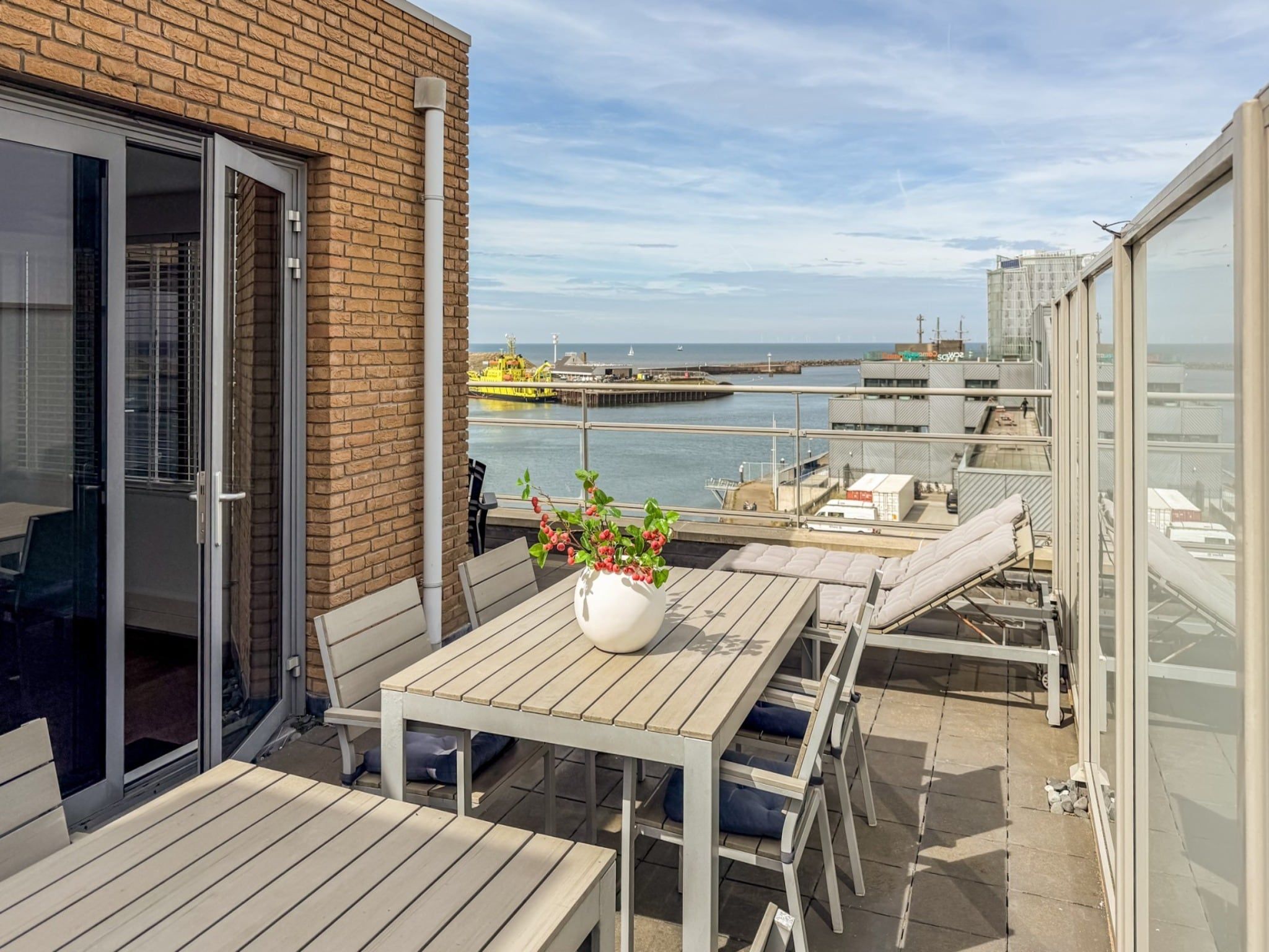 Het terras van Scheveningen Harbour 32 in Den Haag