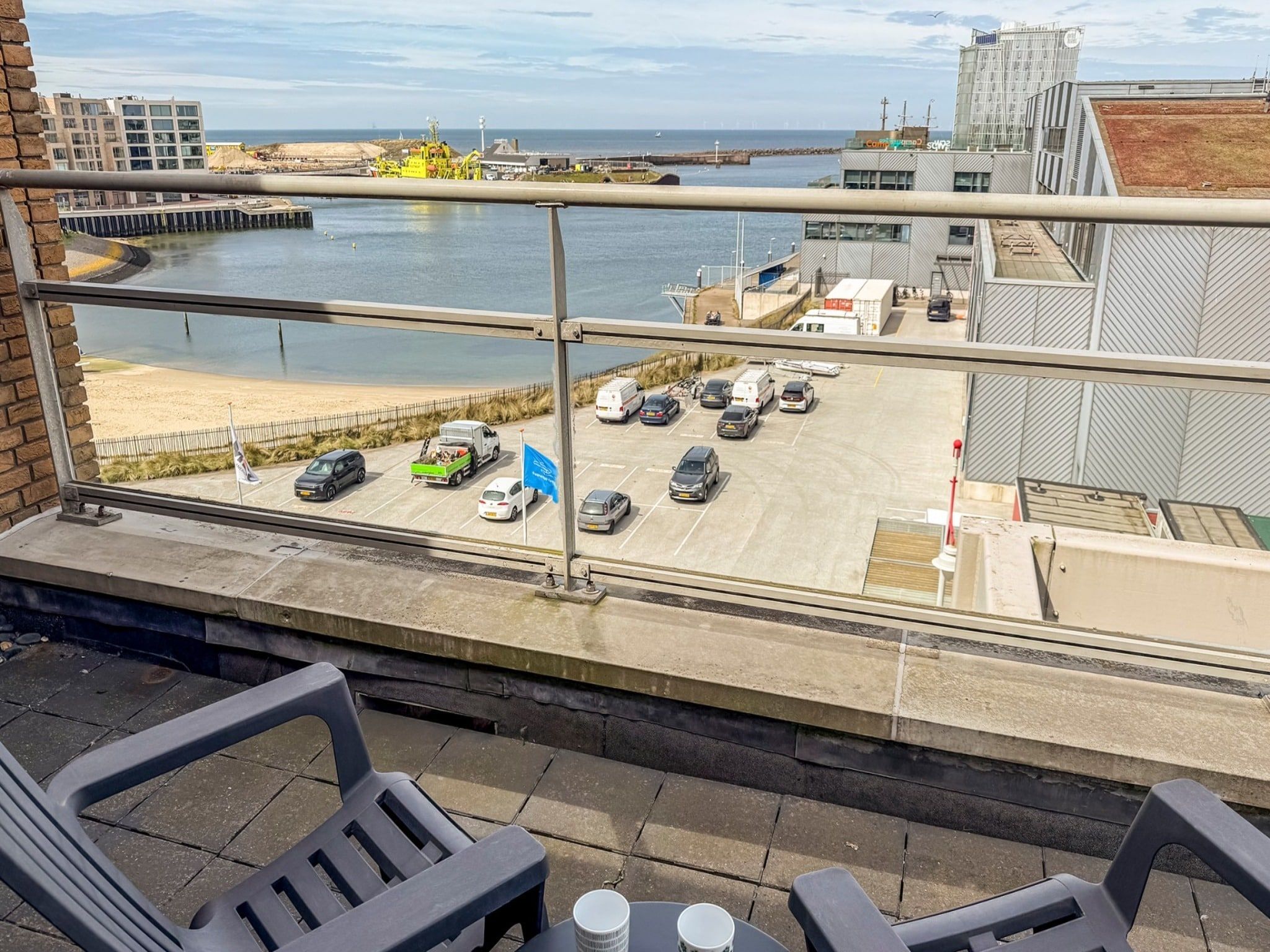 Het terras van Scheveningen Harbour 32 in Den Haag