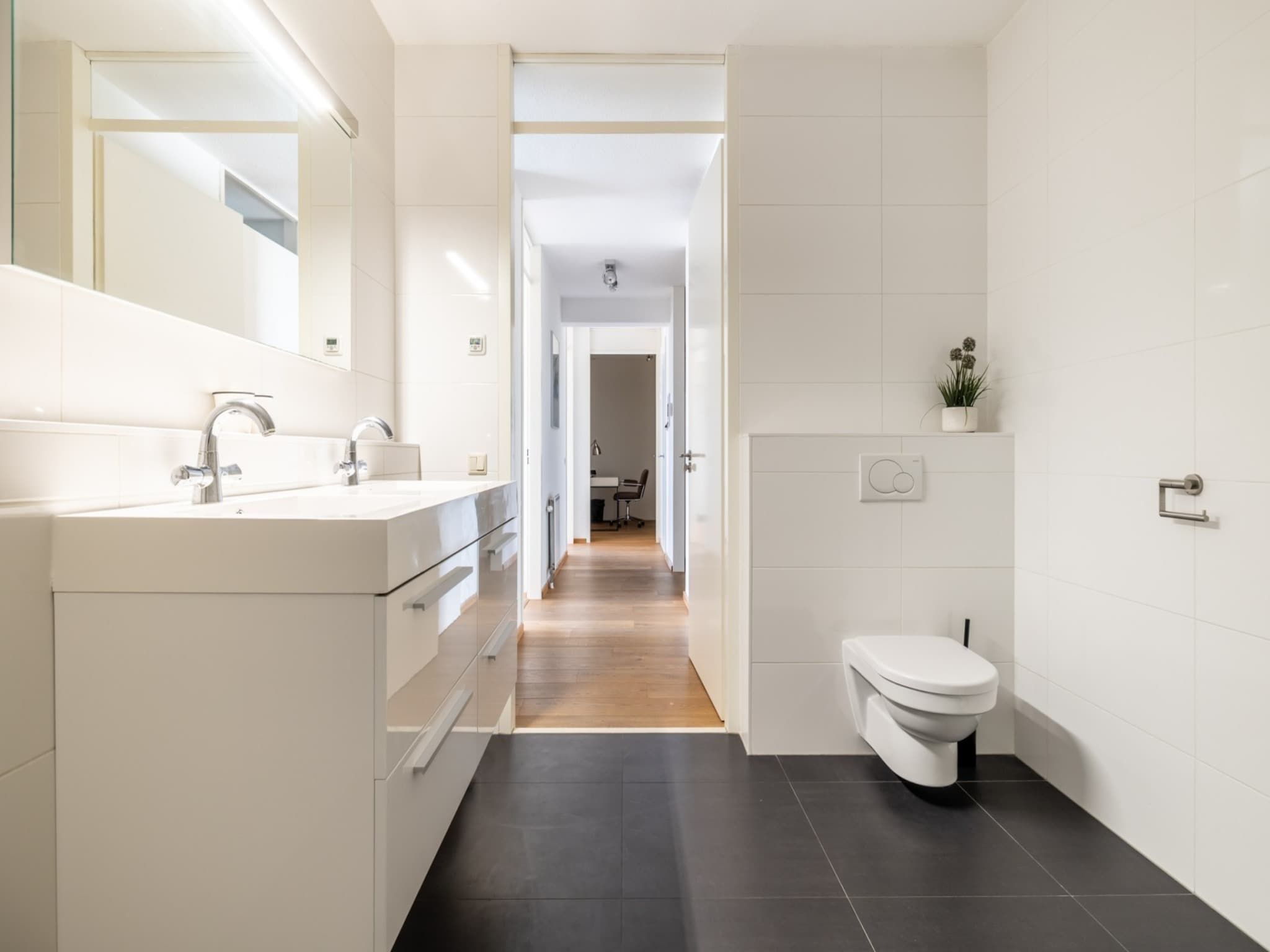 De badkamer van Scheveningen Harbour 32 in Den Haag