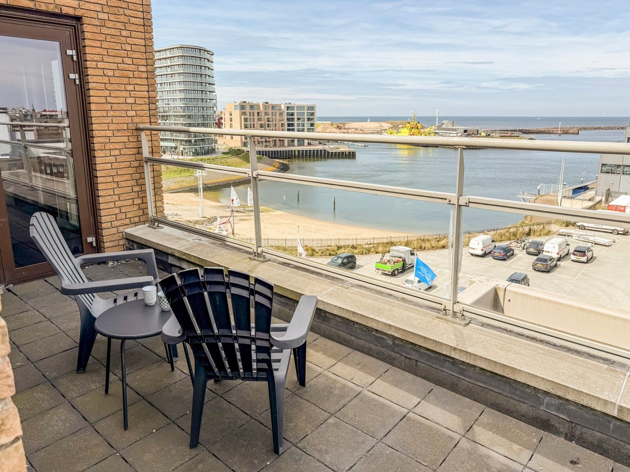 Het terras van Scheveningen Harbour 32 in Den Haag