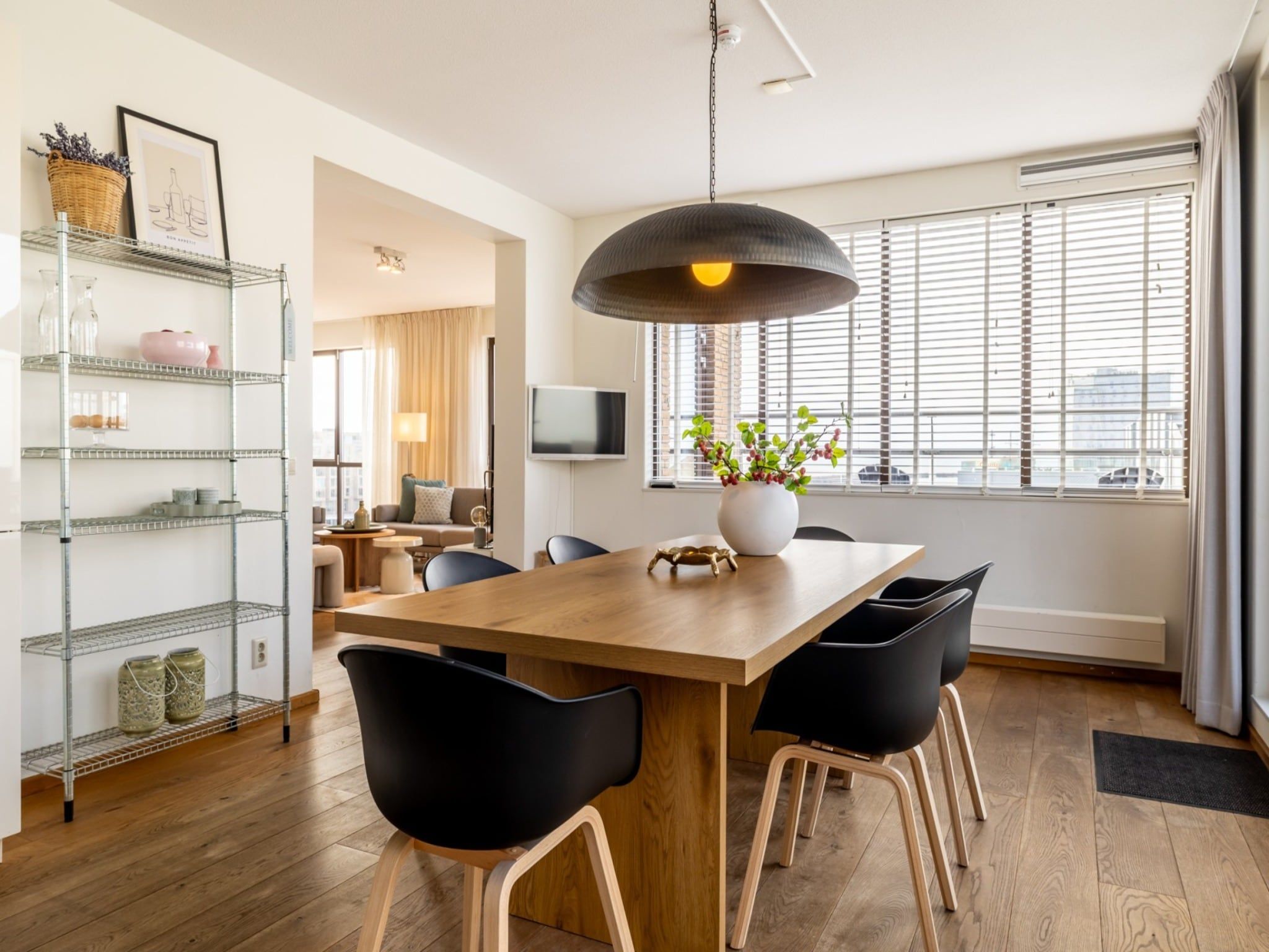 De eetkamer van Scheveningen Harbour 32 in Den Haag