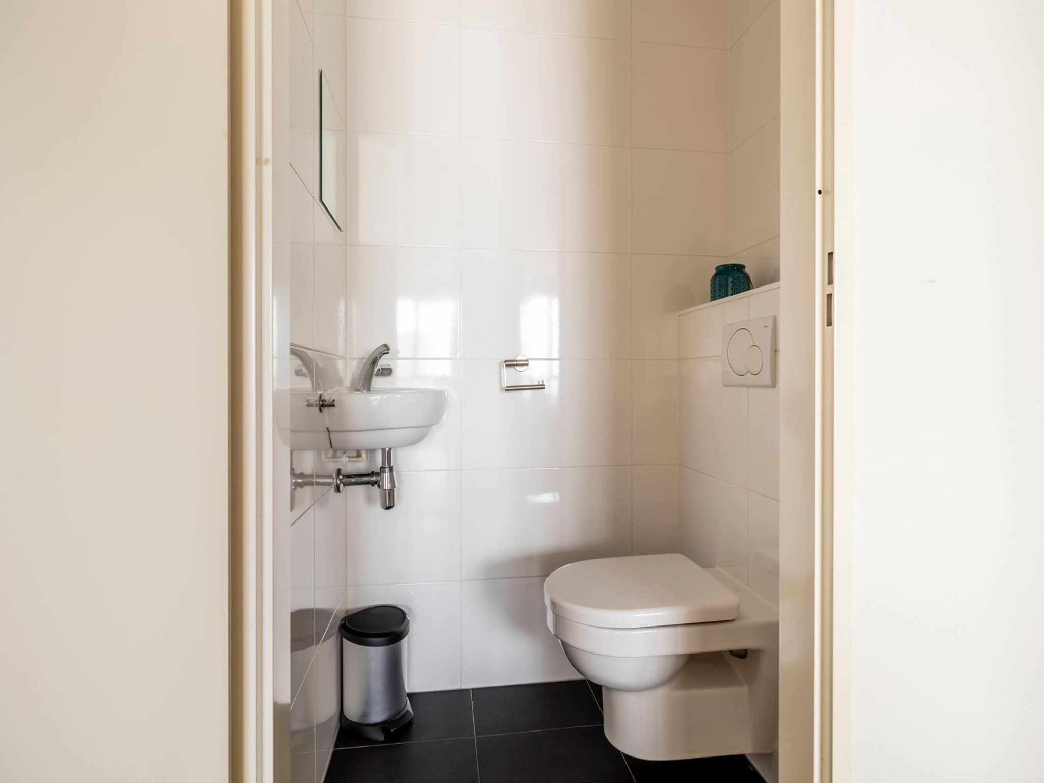 De badkamer van Scheveningen Harbour 32 in Den Haag