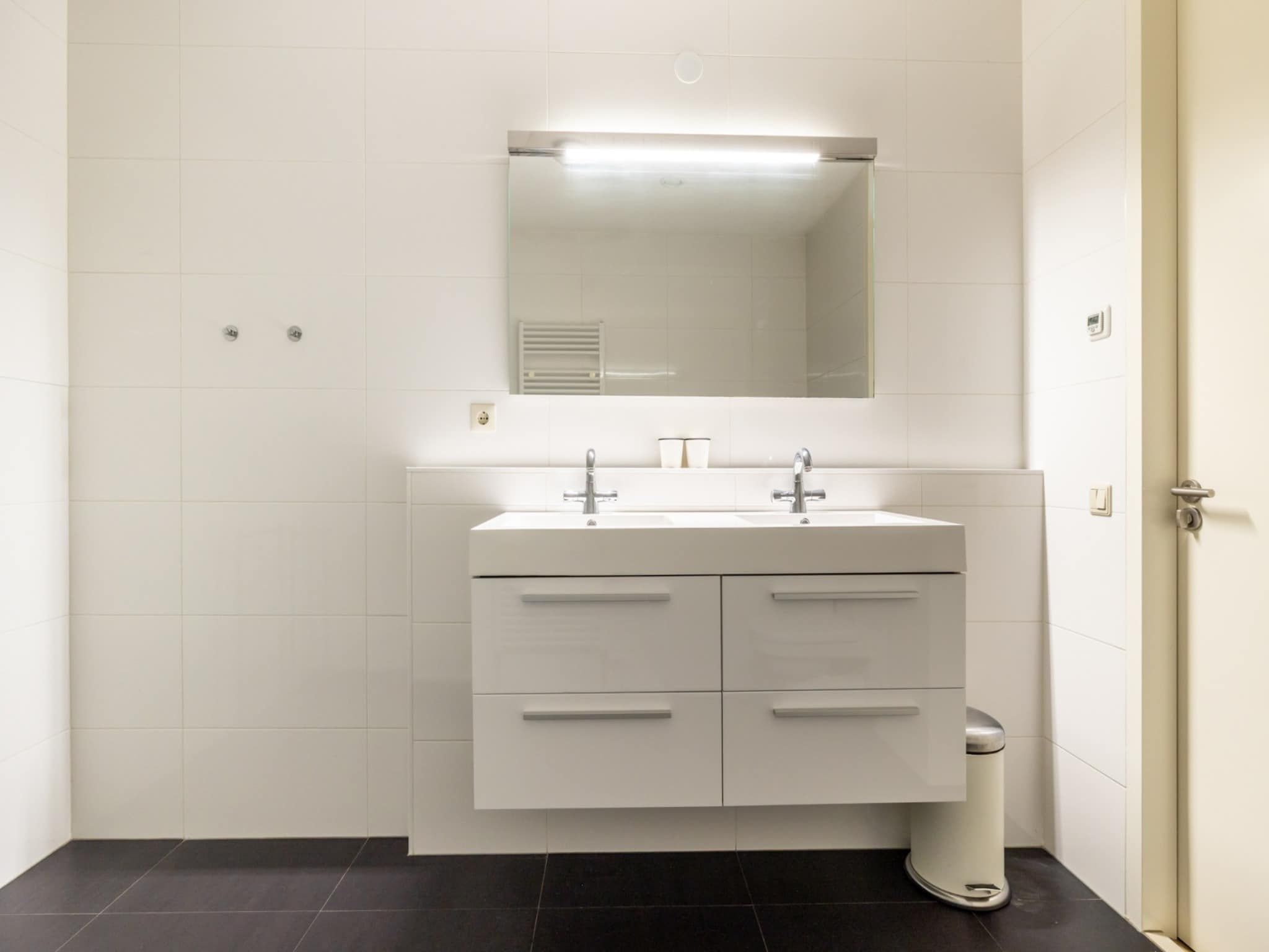 De badkamer van Scheveningen Harbour 32 in Den Haag