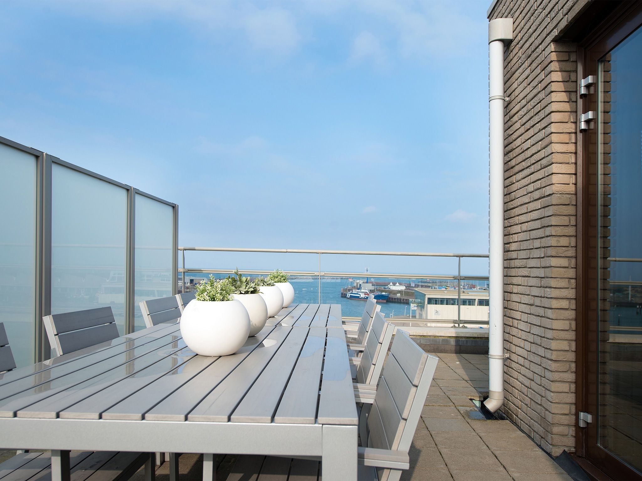 Het terras van Scheveningen Harbour 32C in Den Haag