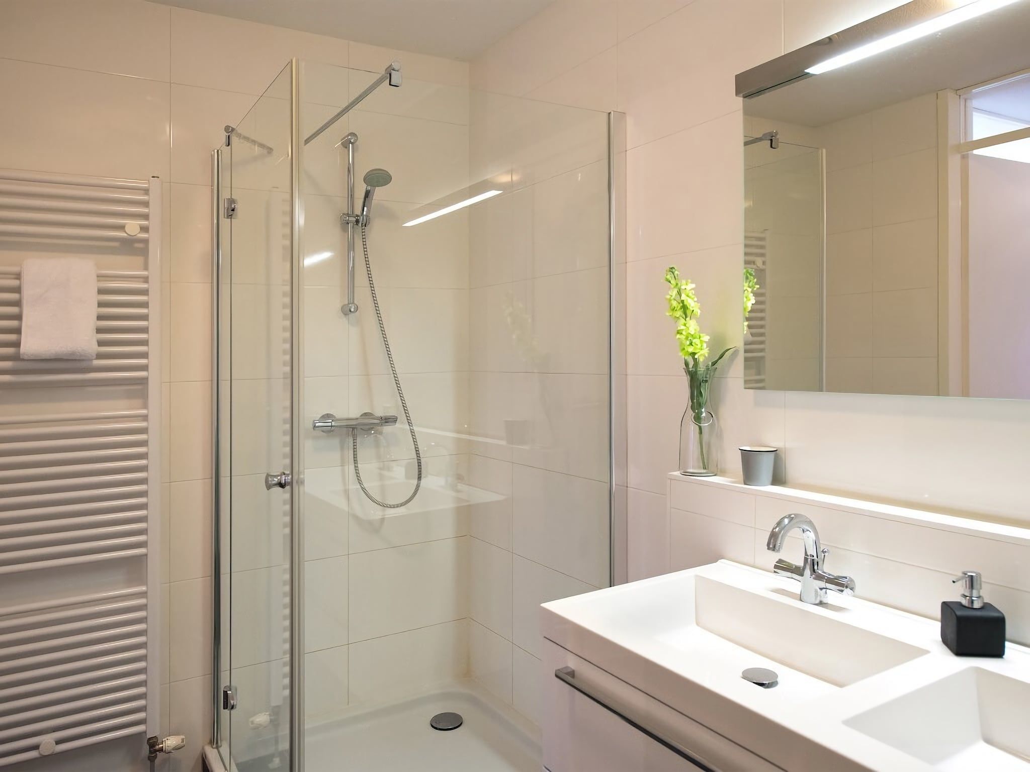 De badkamer van Scheveningen Harbour 36 in Den Haag