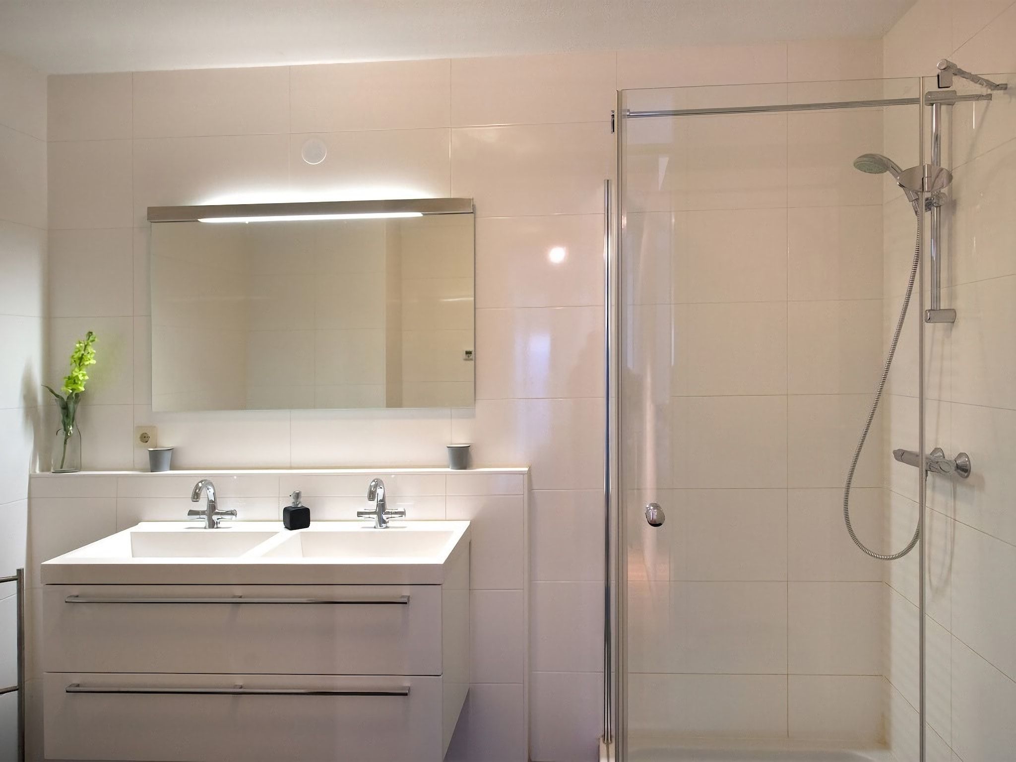 De badkamer van Scheveningen Harbour 36 in Den Haag