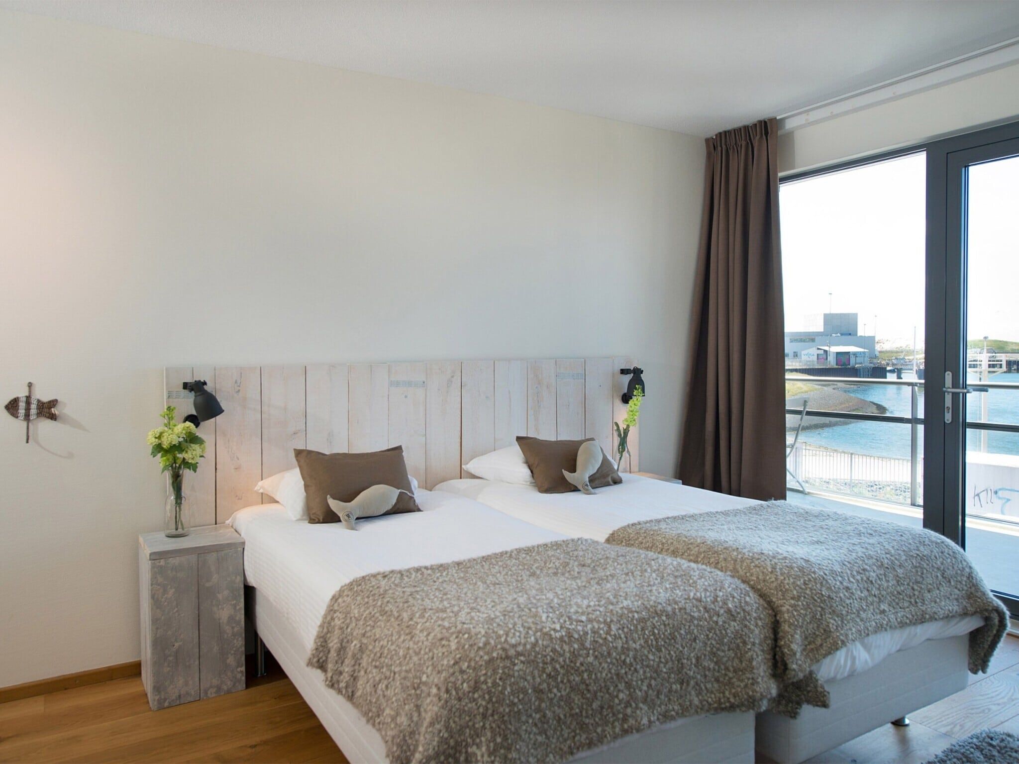 De badkamer van Scheveningen Harbour 36 in Den Haag