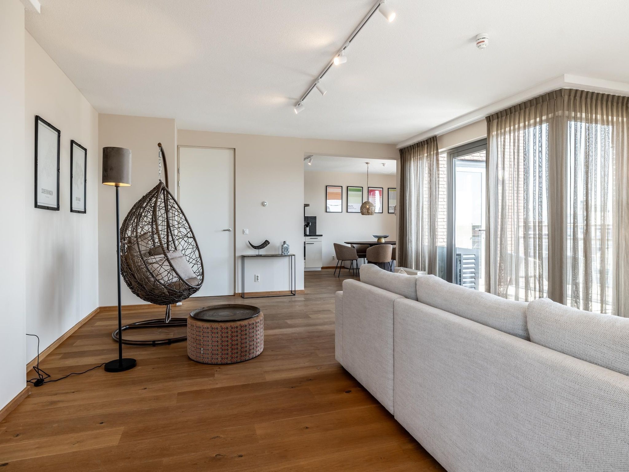 De woonkamer van Scheveningen Harbour 42A in Den Haag
