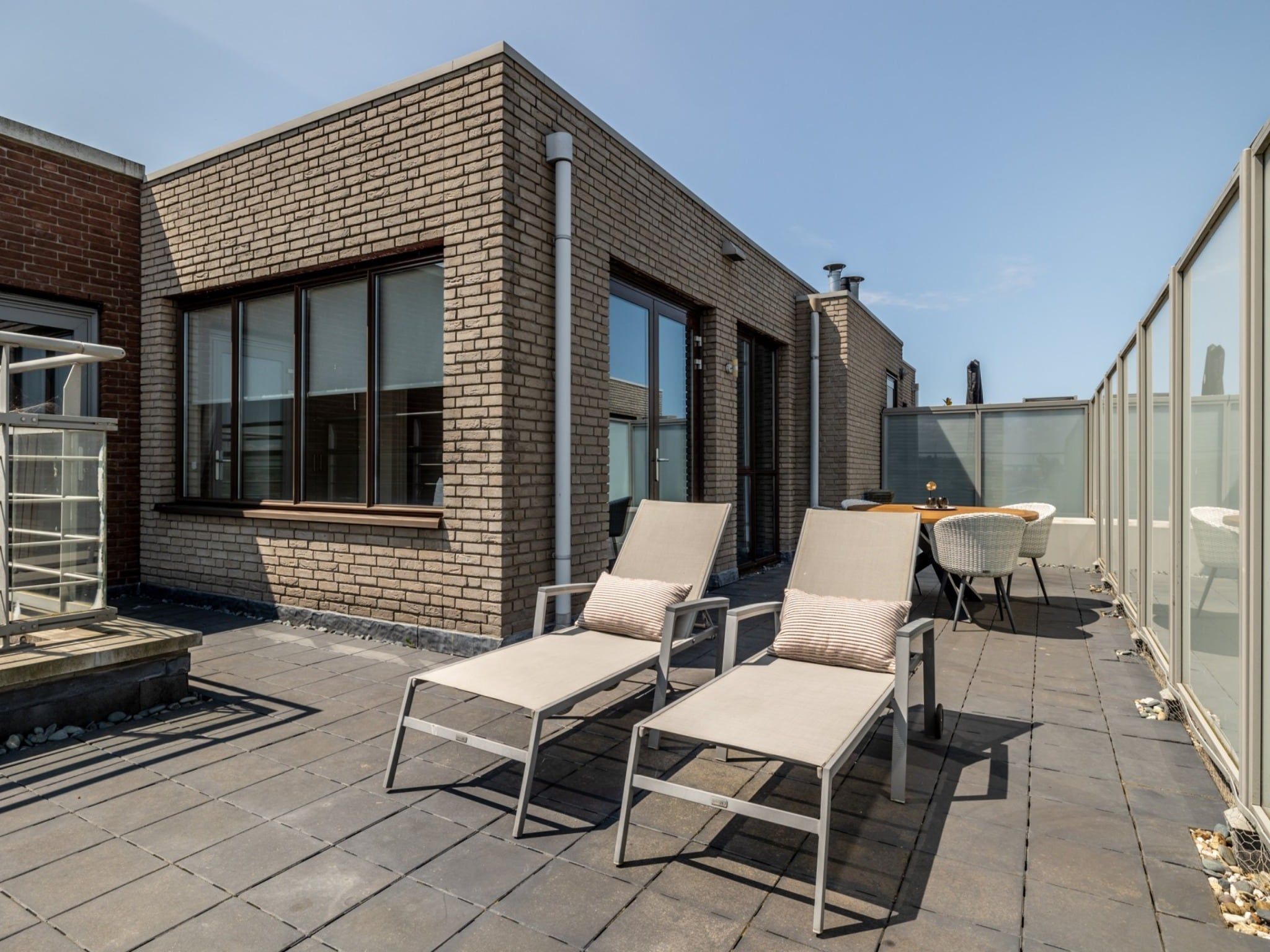 Het terras van Scheveningen Harbour 42A in Den Haag