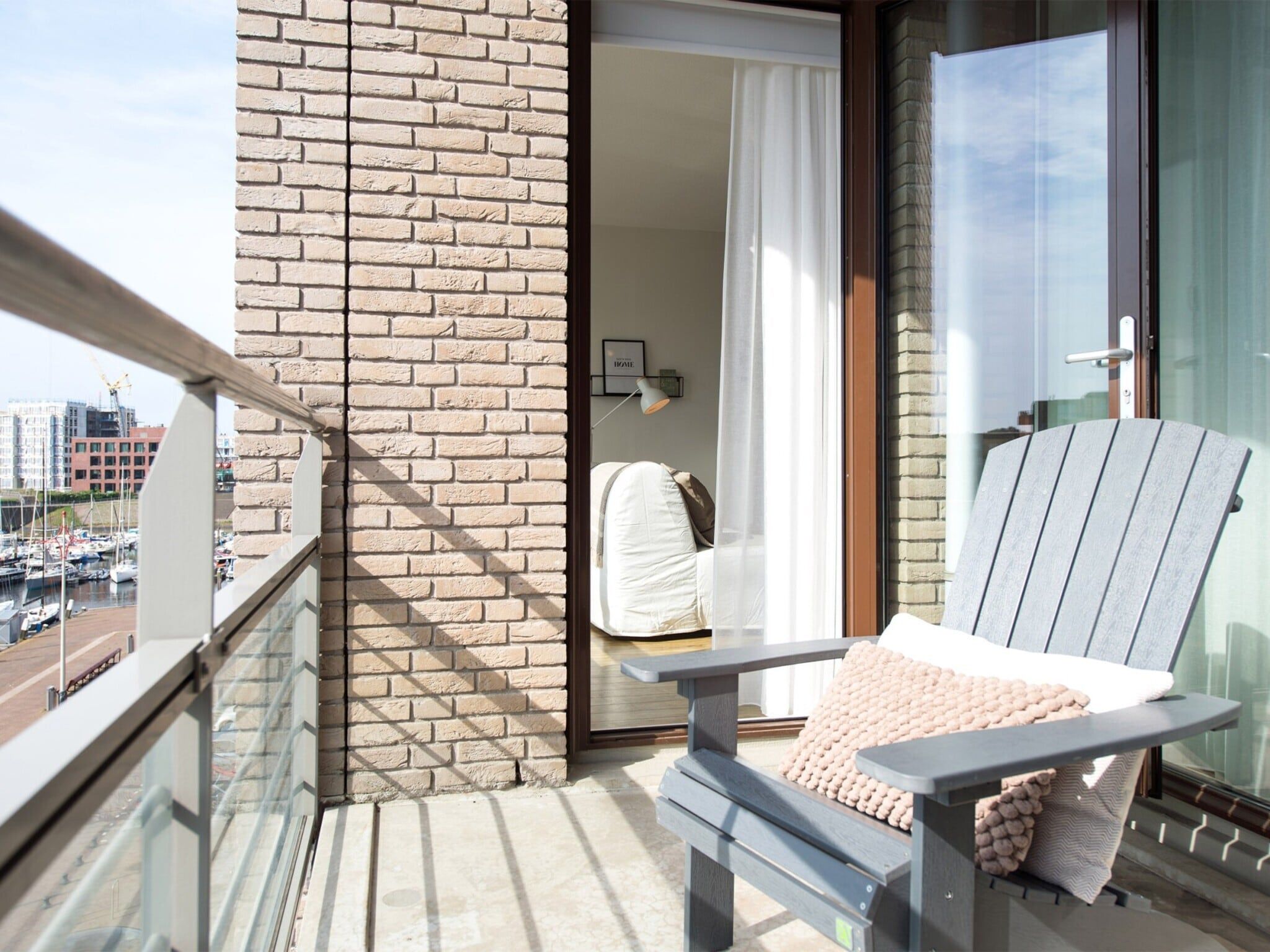 Het terras van Scheveningen Harbour 48A in Den Haag