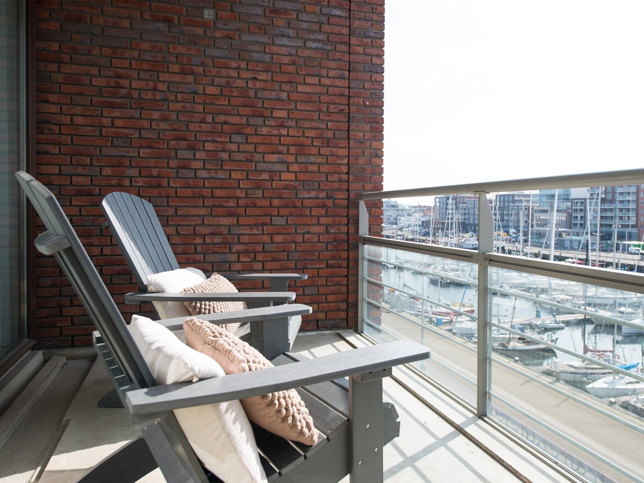 Het terras van Scheveningen Harbour 48A in Den Haag