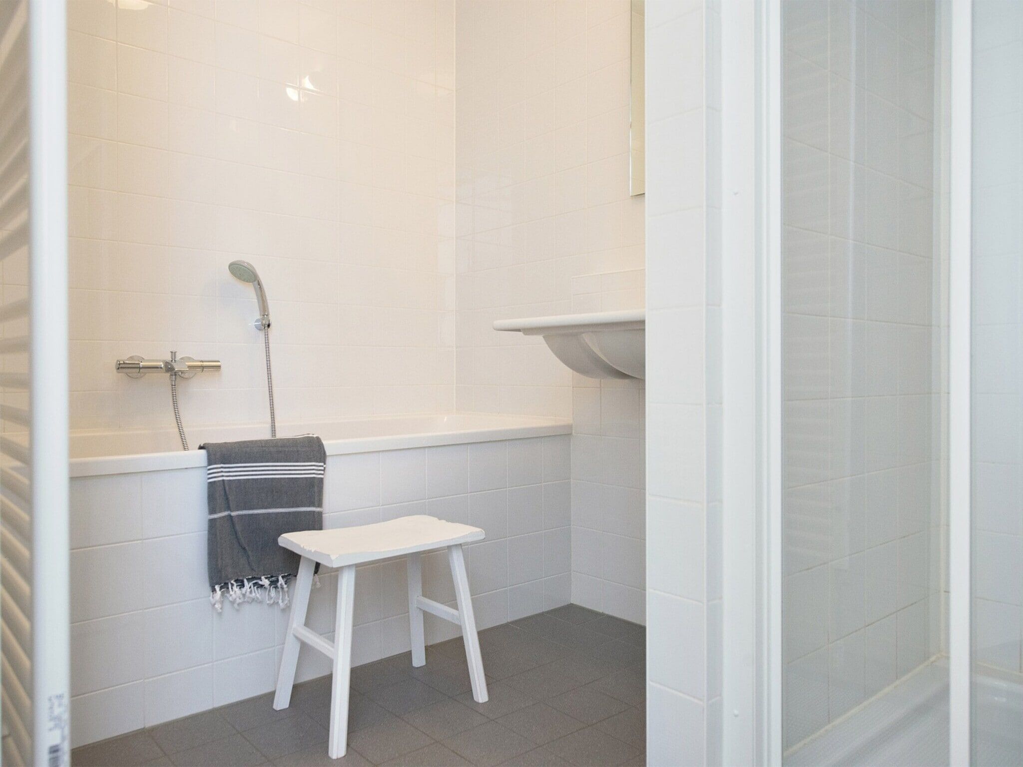 De badkamer van Scheveningen Harbour 50A in Den Haag