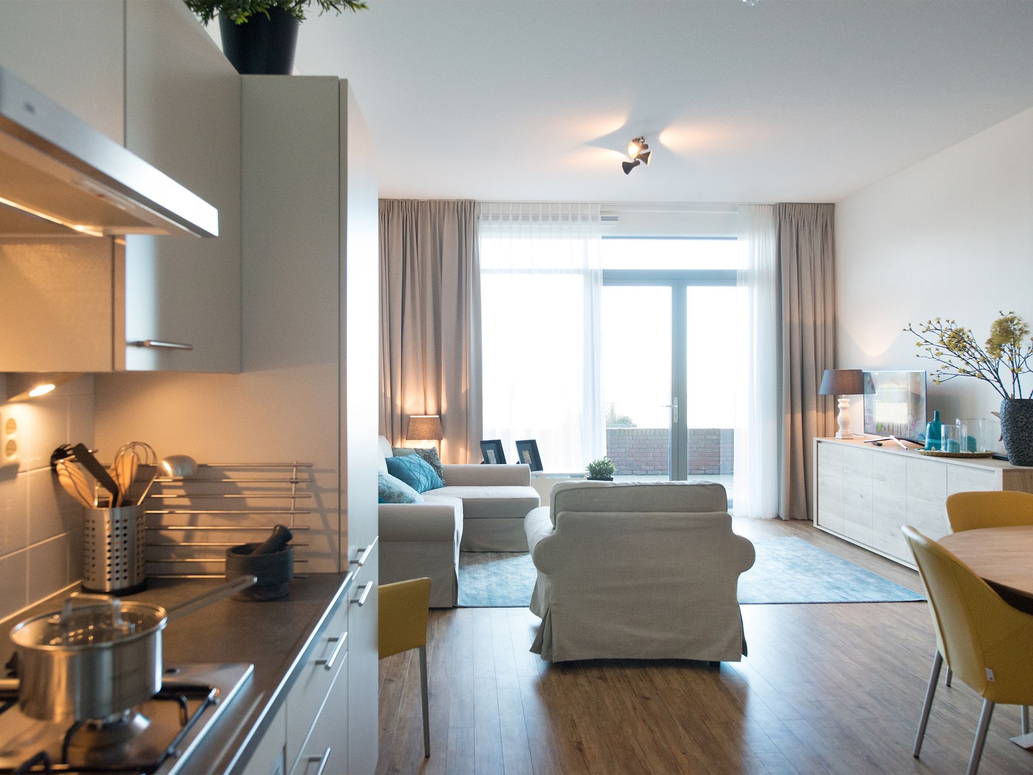 De woonkamer van Scheveningen Harbour 54 in Den Haag
