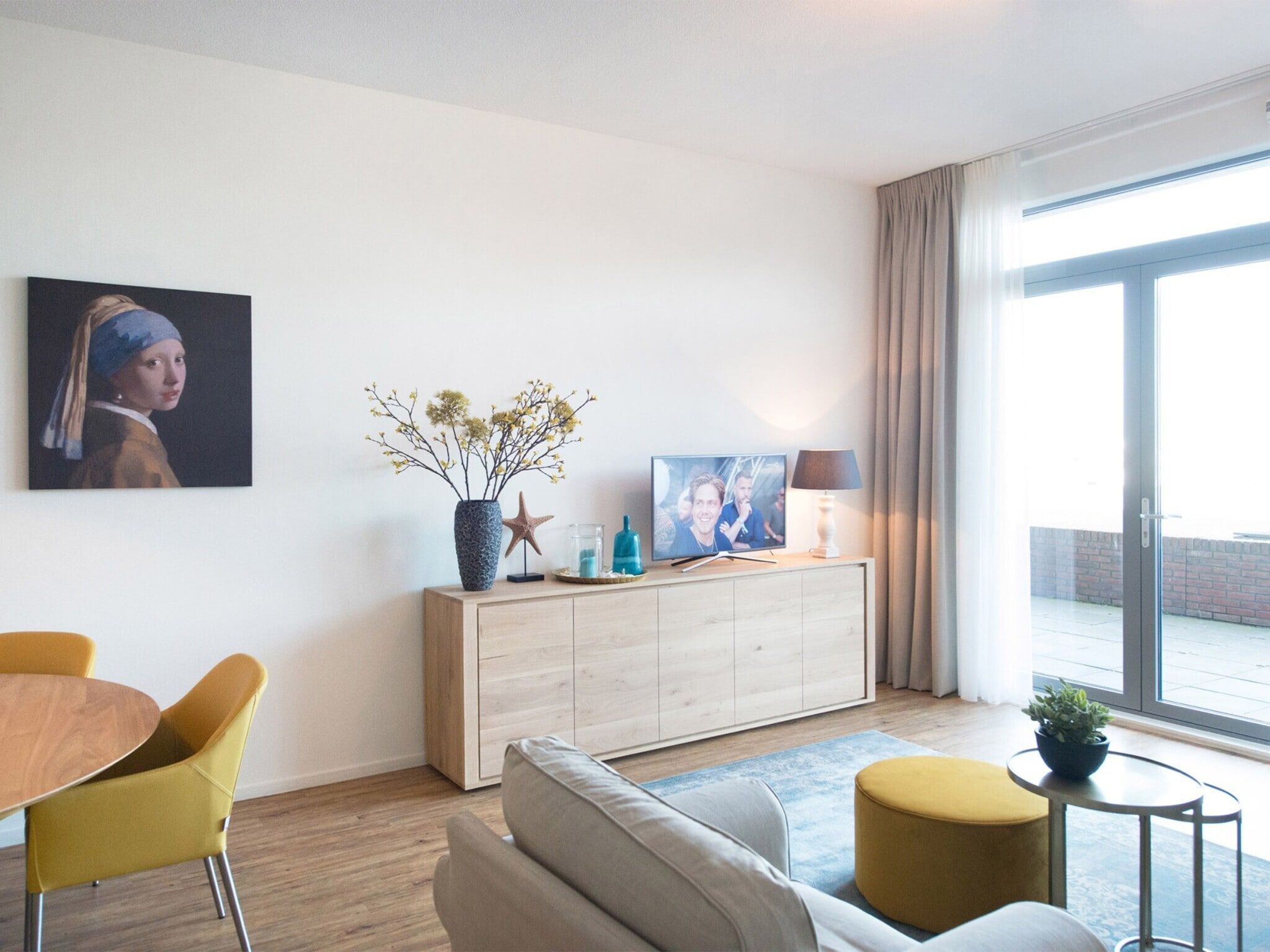De woonkamer van Scheveningen Harbour 54 in Den Haag