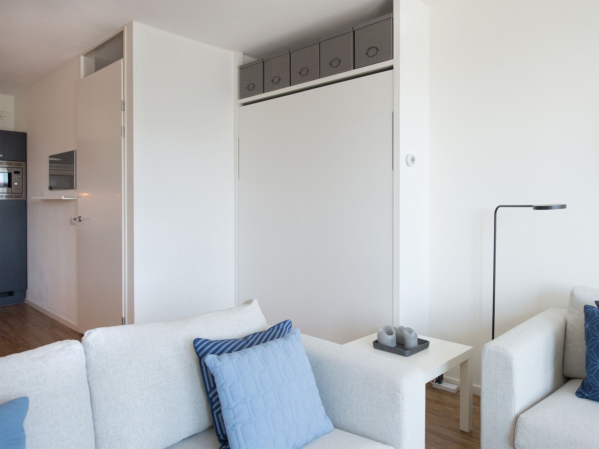 De woonkamer van Scheveningen Harbour 58C in Den Haag
