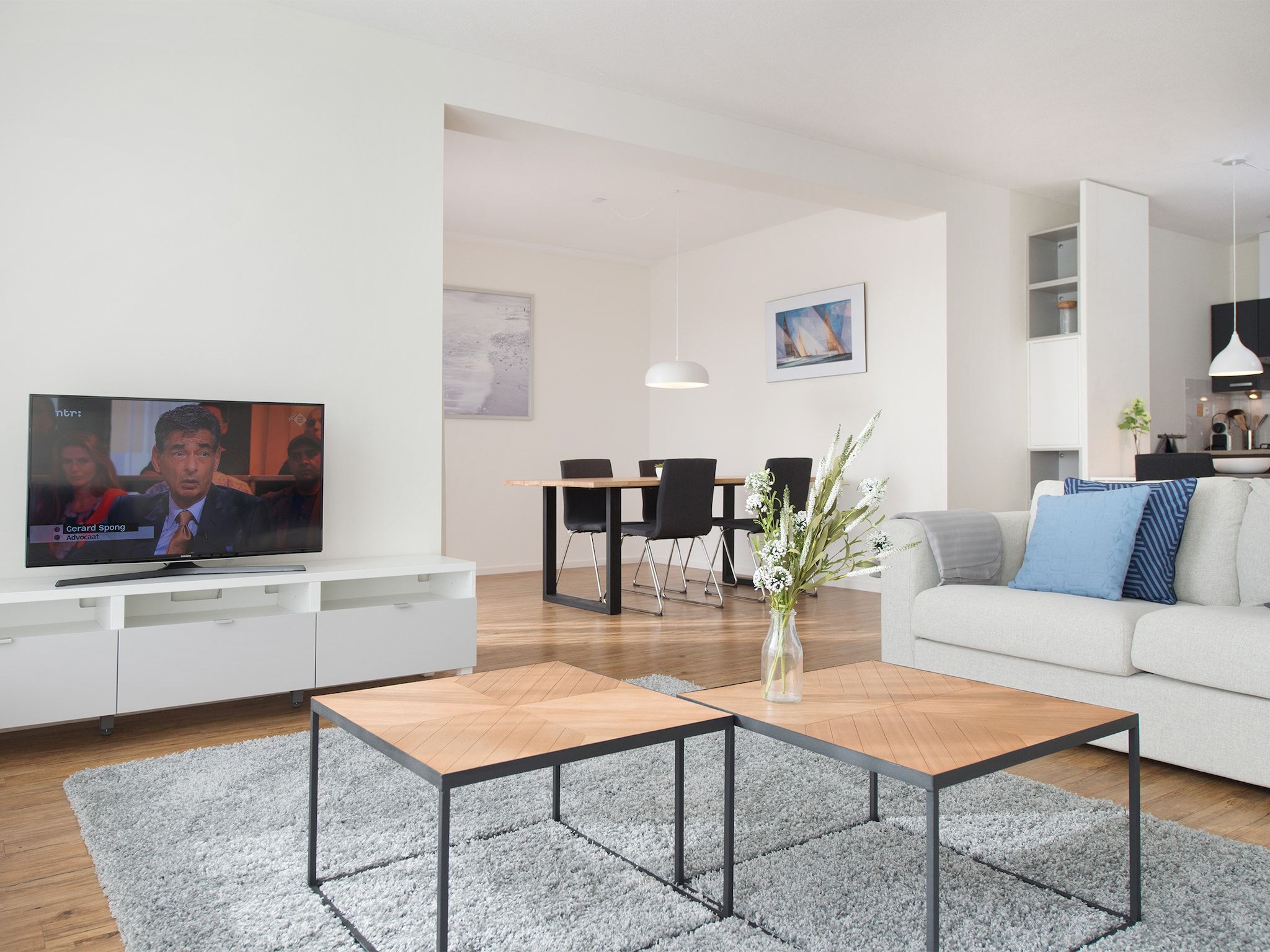 De woonkamer van Scheveningen Harbour 58C in Den Haag