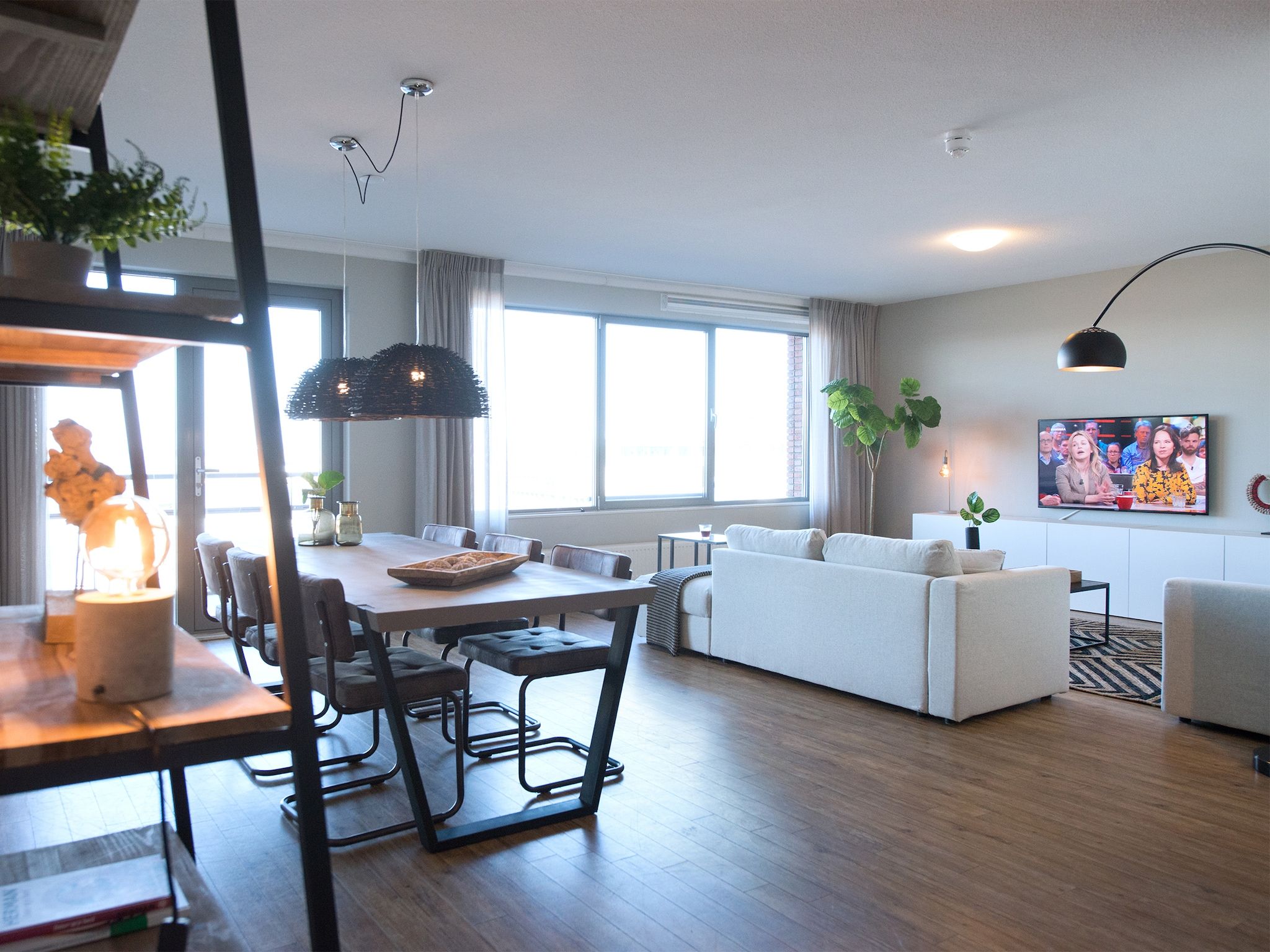 De woonkamer van Scheveningen Harbour 58 in Den Haag