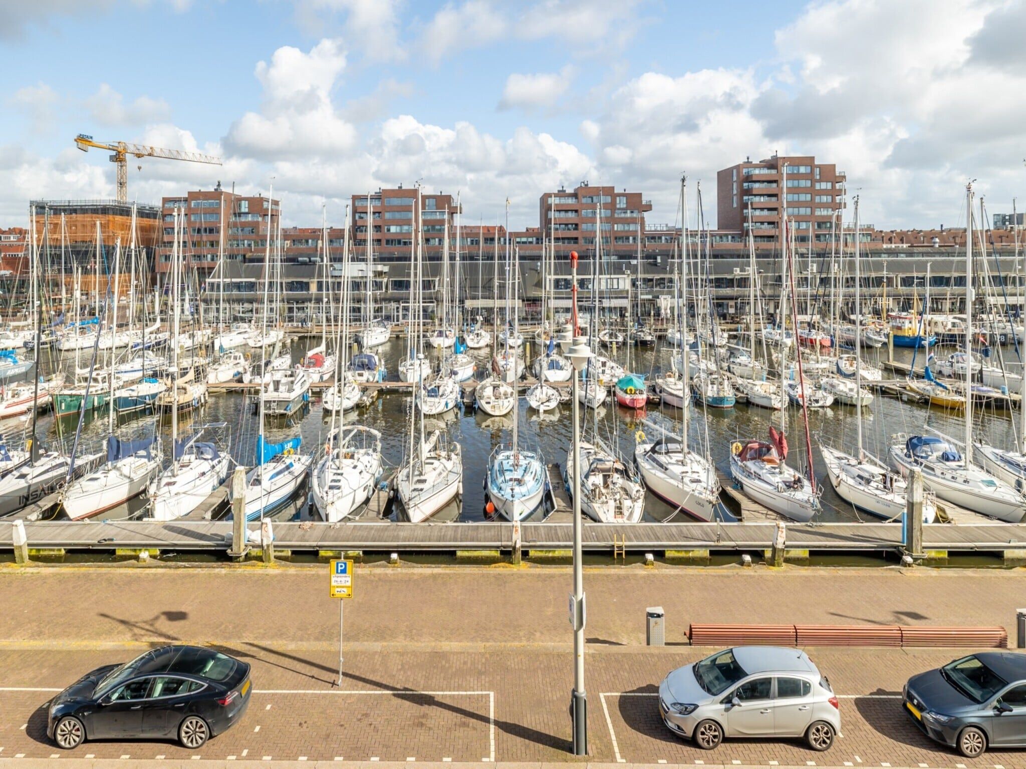 De buitenkant van Scheveningen Harbour 60B in Den Haag