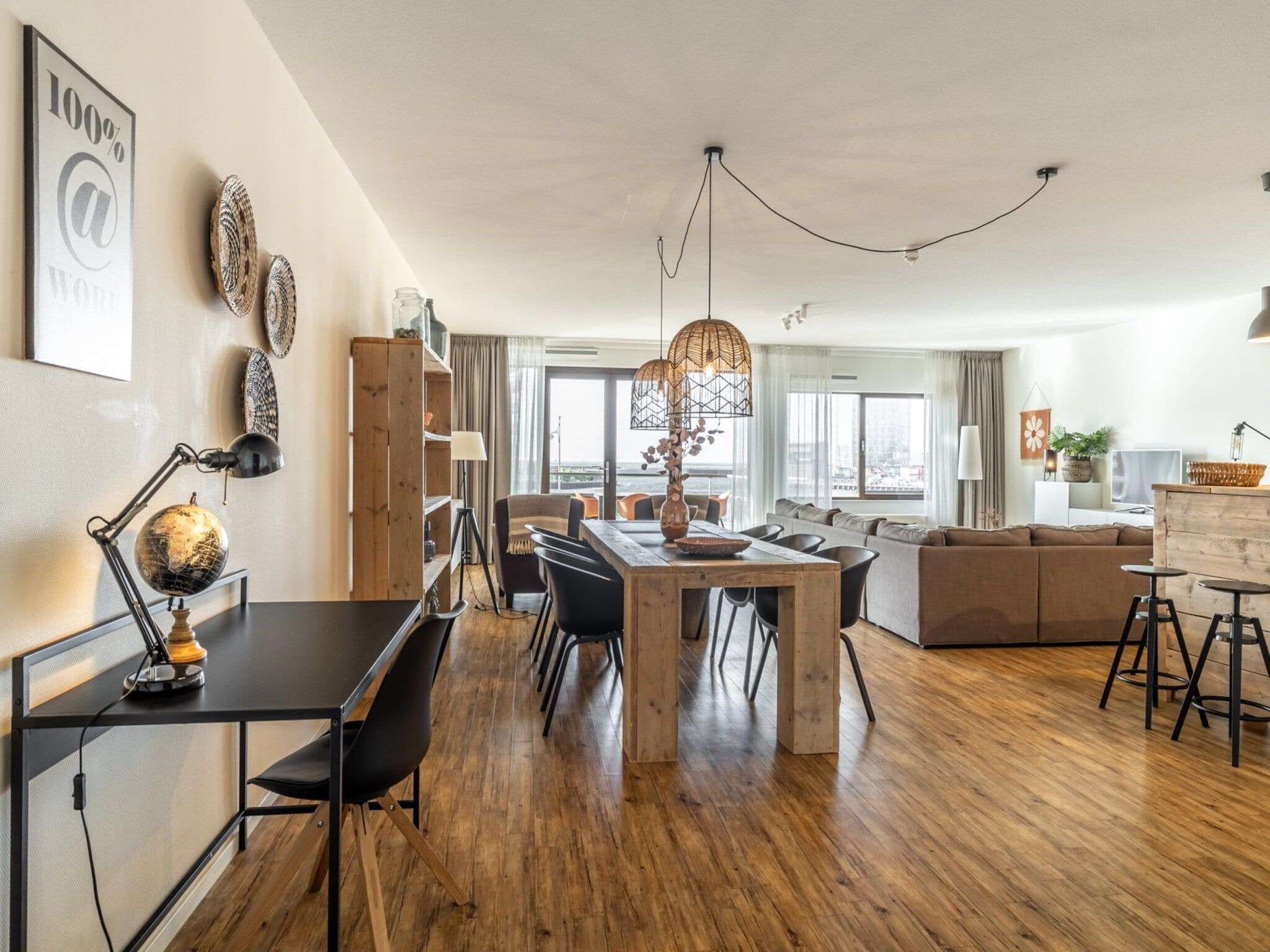 De eetkamer van Scheveningen Harbour 60B in Den Haag