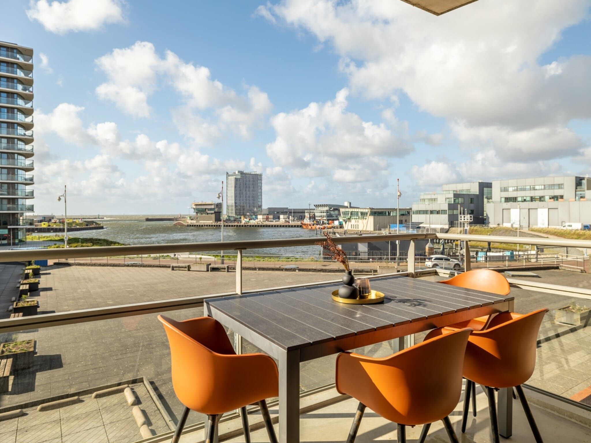 Het terras van Scheveningen Harbour 60B in Den Haag