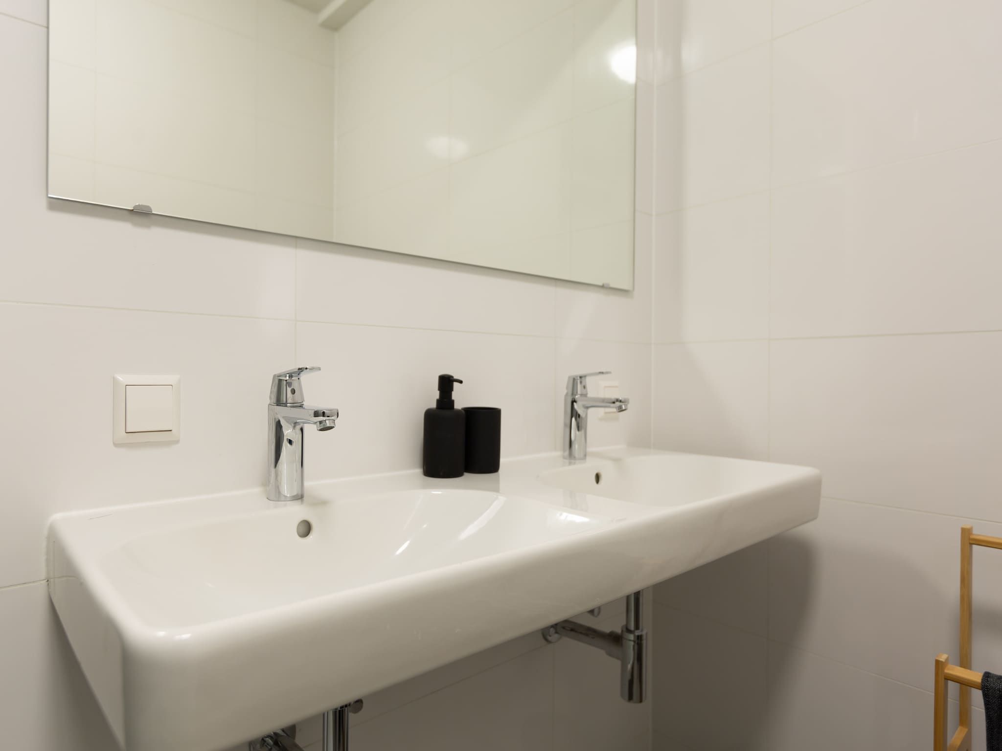 De badkamer van Scheveningen Harbour 62 in Den Haag