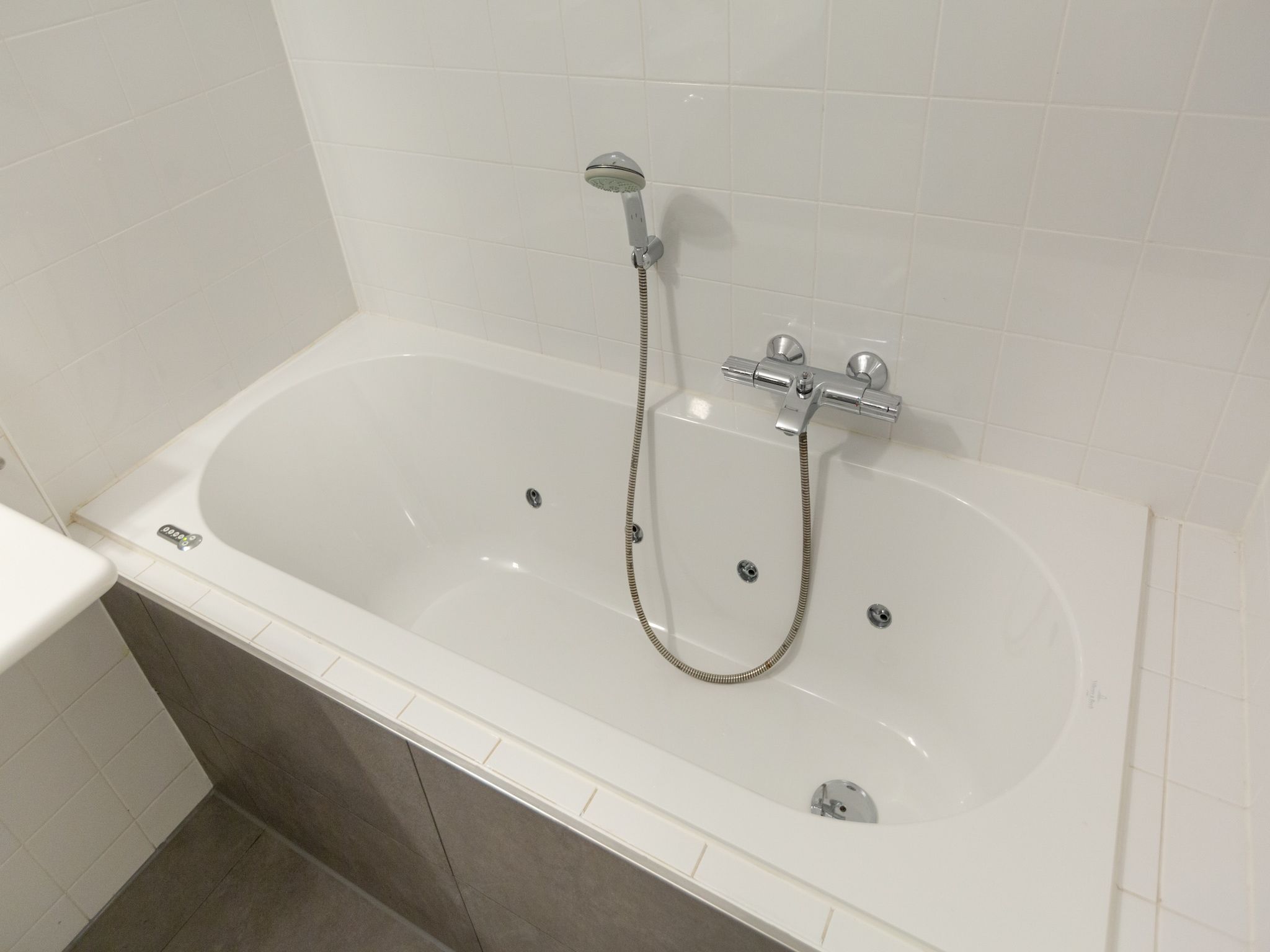 De badkamer van Scheveningen Harbour 62 in Den Haag