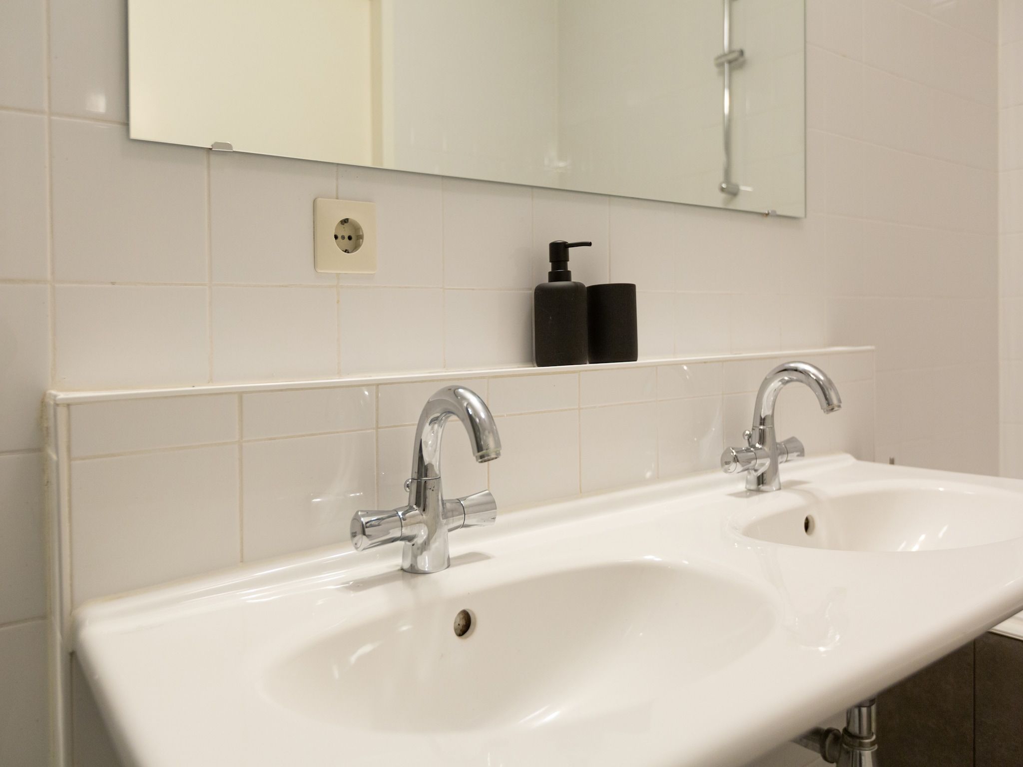 De badkamer van Scheveningen Harbour 62 in Den Haag