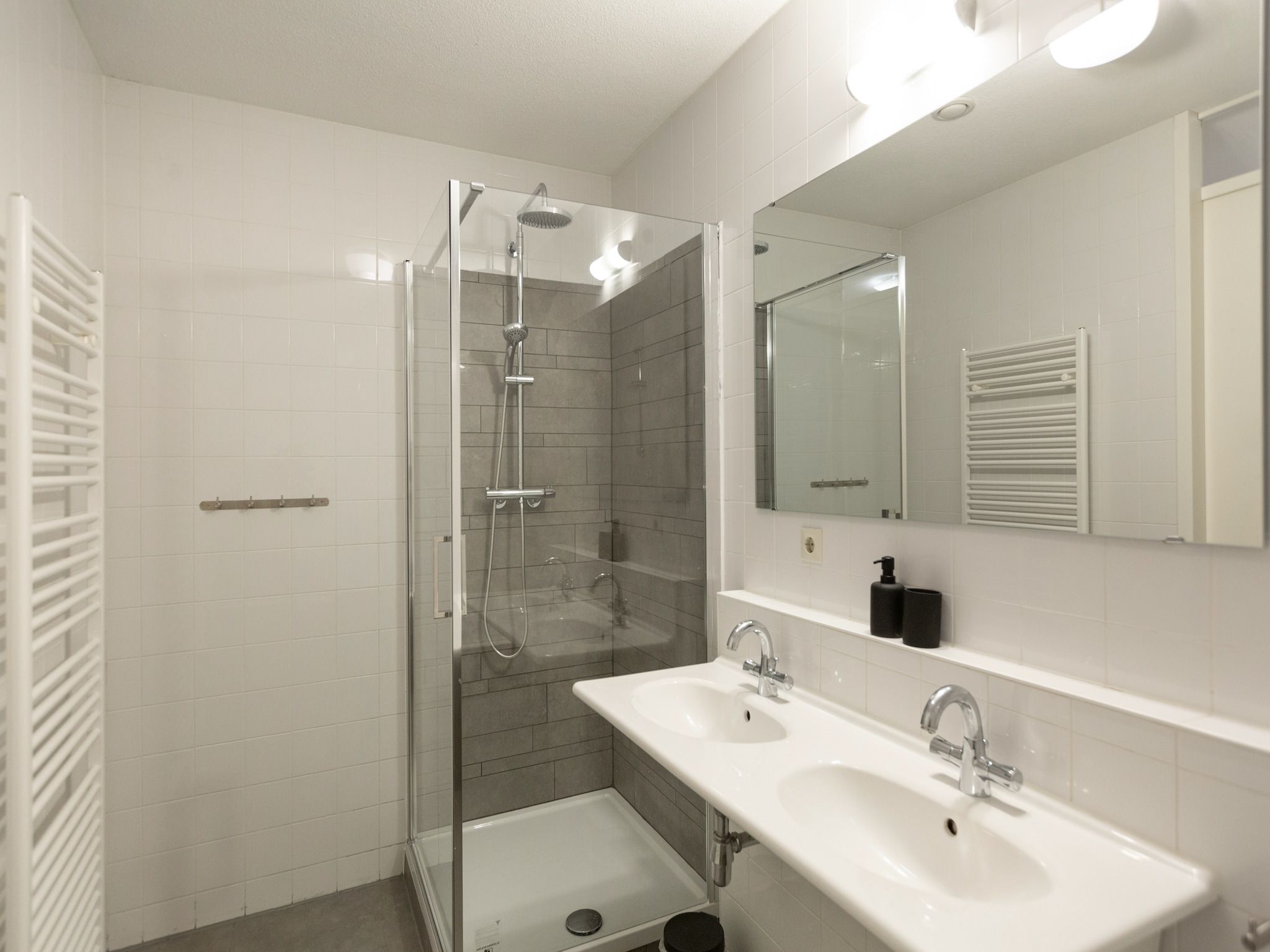 De badkamer van Scheveningen Harbour 62 in Den Haag