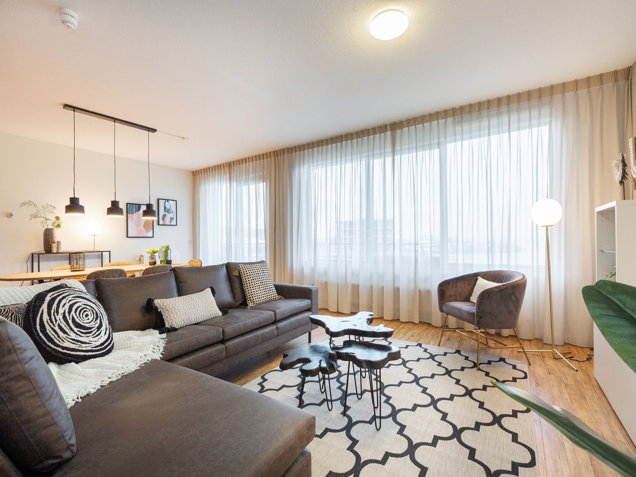 De woonkamer van Scheveningen Harbour 62 in Den Haag