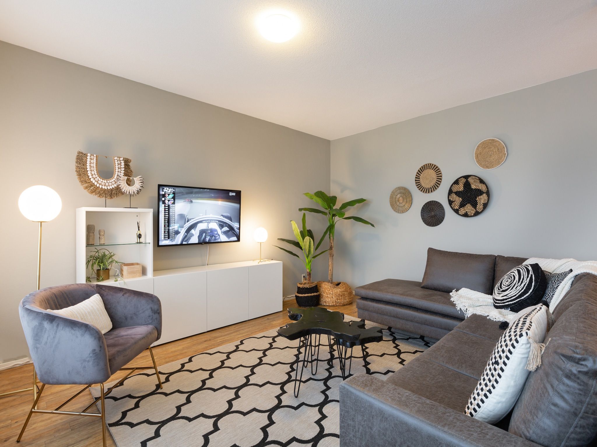 De woonkamer van Scheveningen Harbour 62 in Den Haag