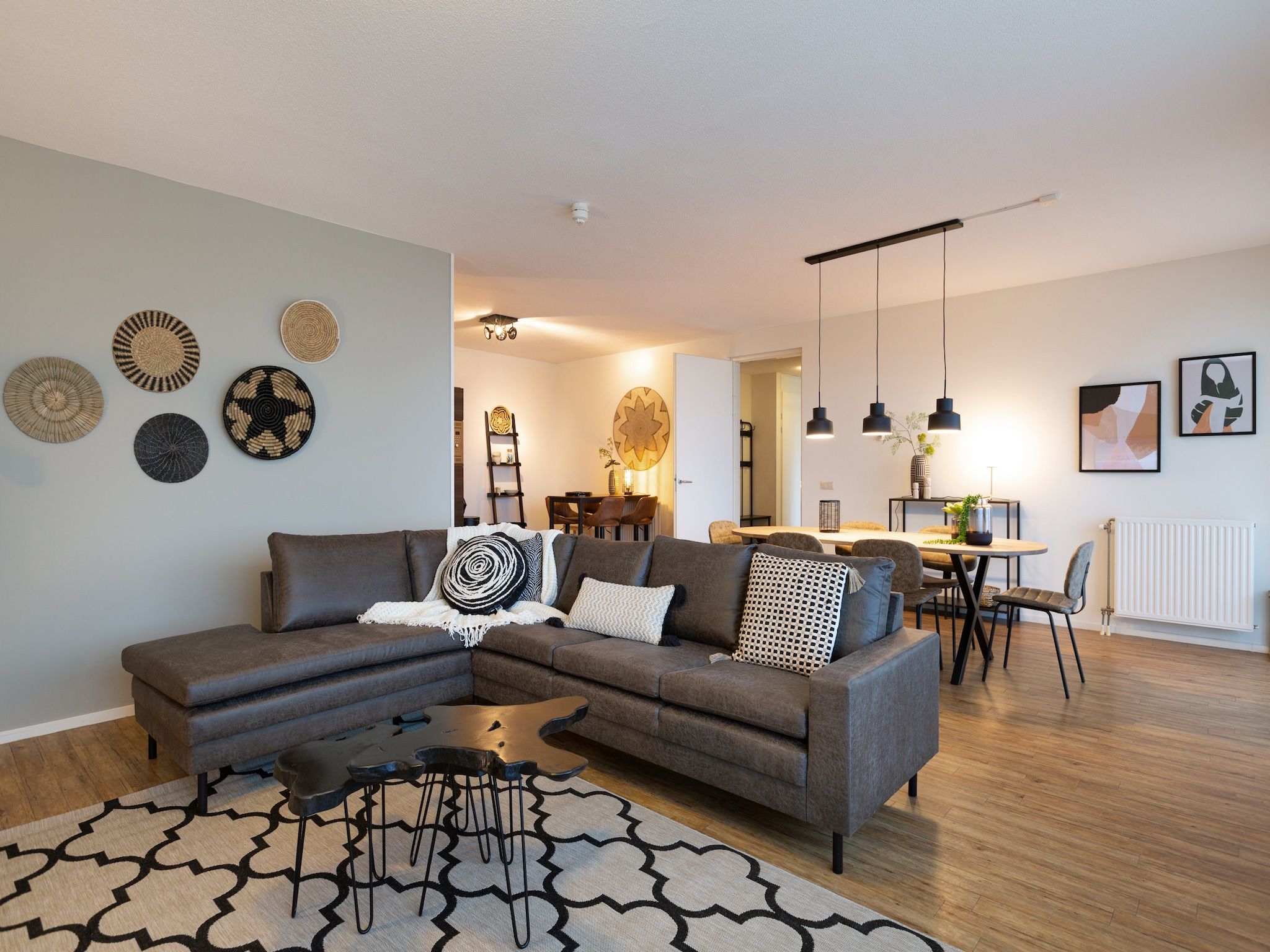 De woonkamer van Scheveningen Harbour 62 in Den Haag