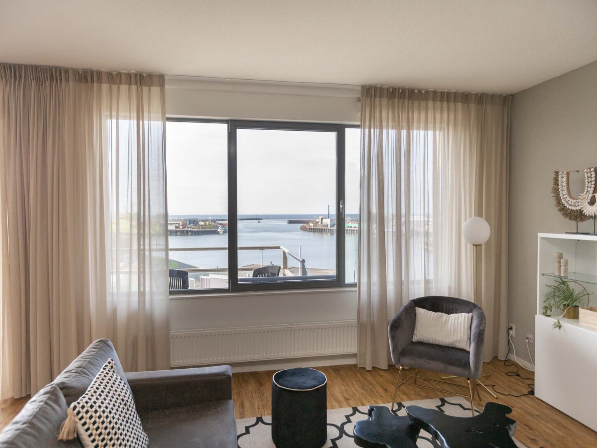 De woonkamer van Scheveningen Harbour 62 in Den Haag