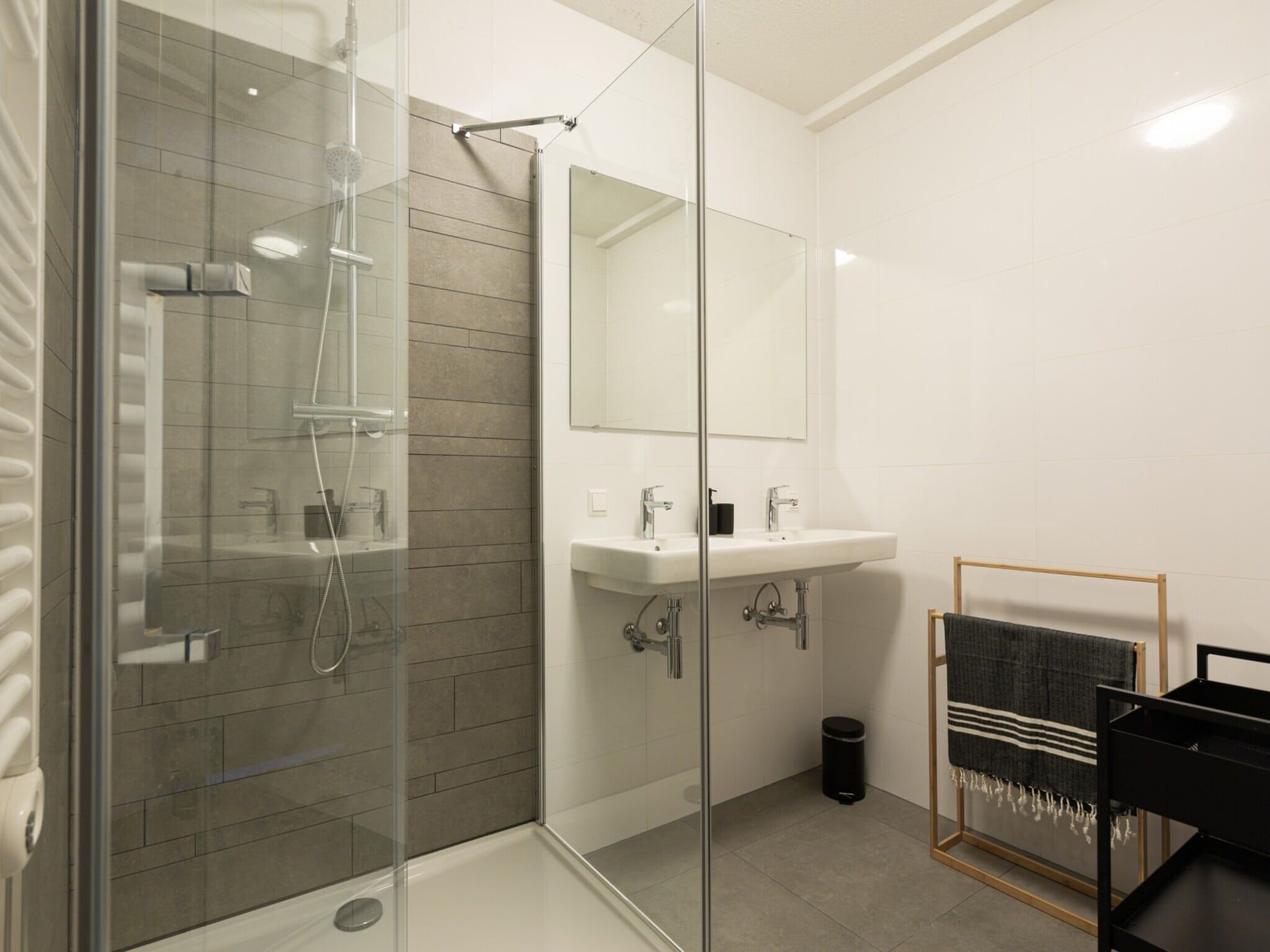 De badkamer van Scheveningen Harbour 62 in Den Haag