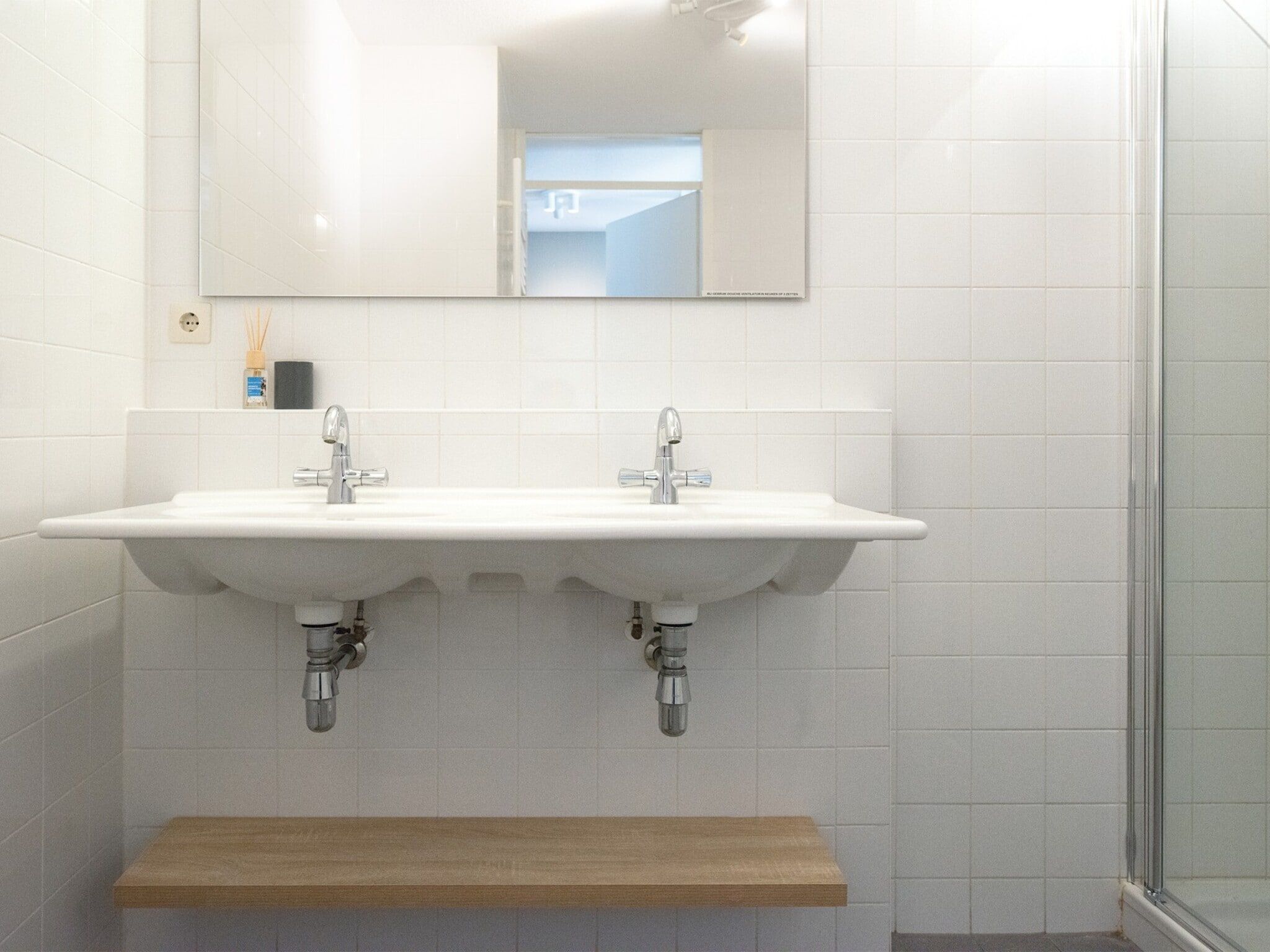 De badkamer van Scheveningen Harbour 62A in Den Haag