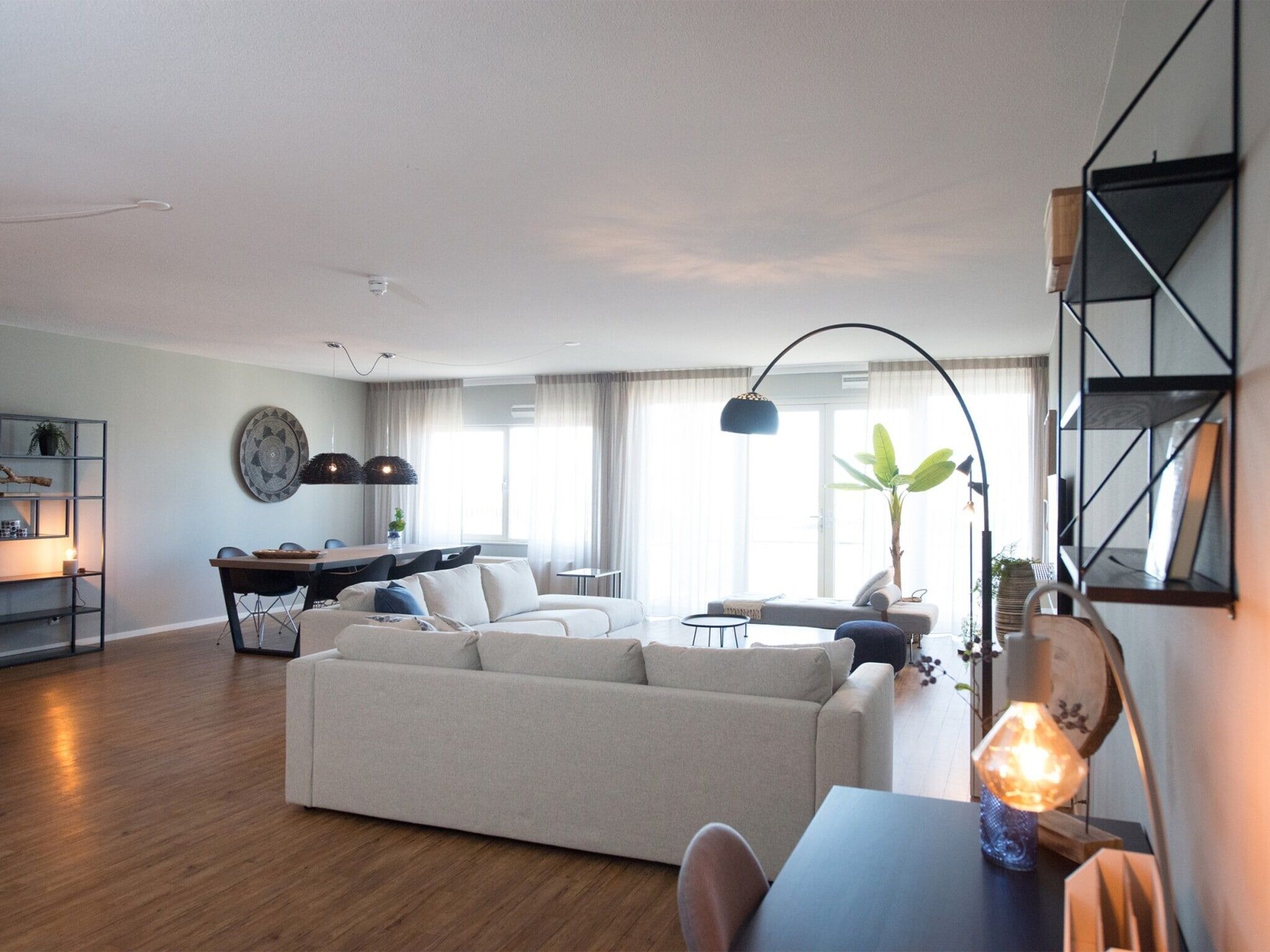 De woonkamer van Scheveningen Harbour 62A in Den Haag